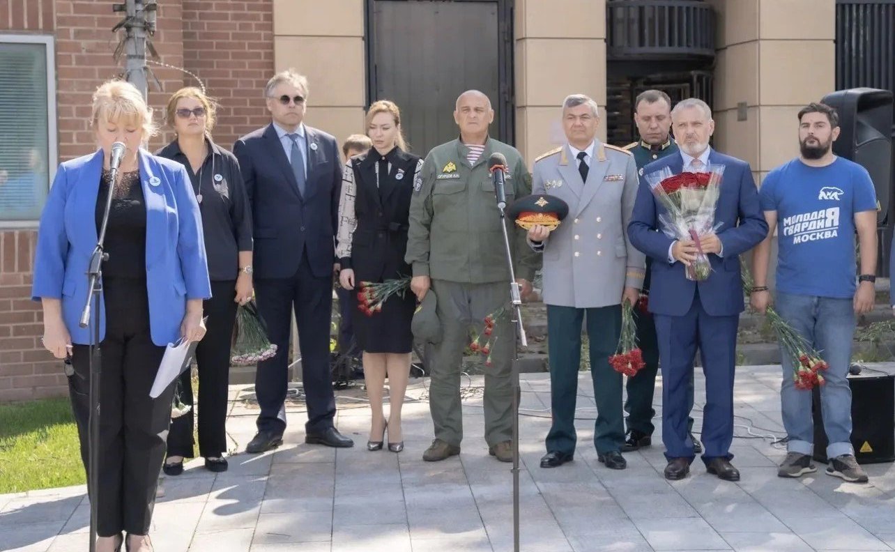 В День памяти детей — жертв киевского режима на Площади Донецкой Народной Республики в Москве прошла акция-реквием