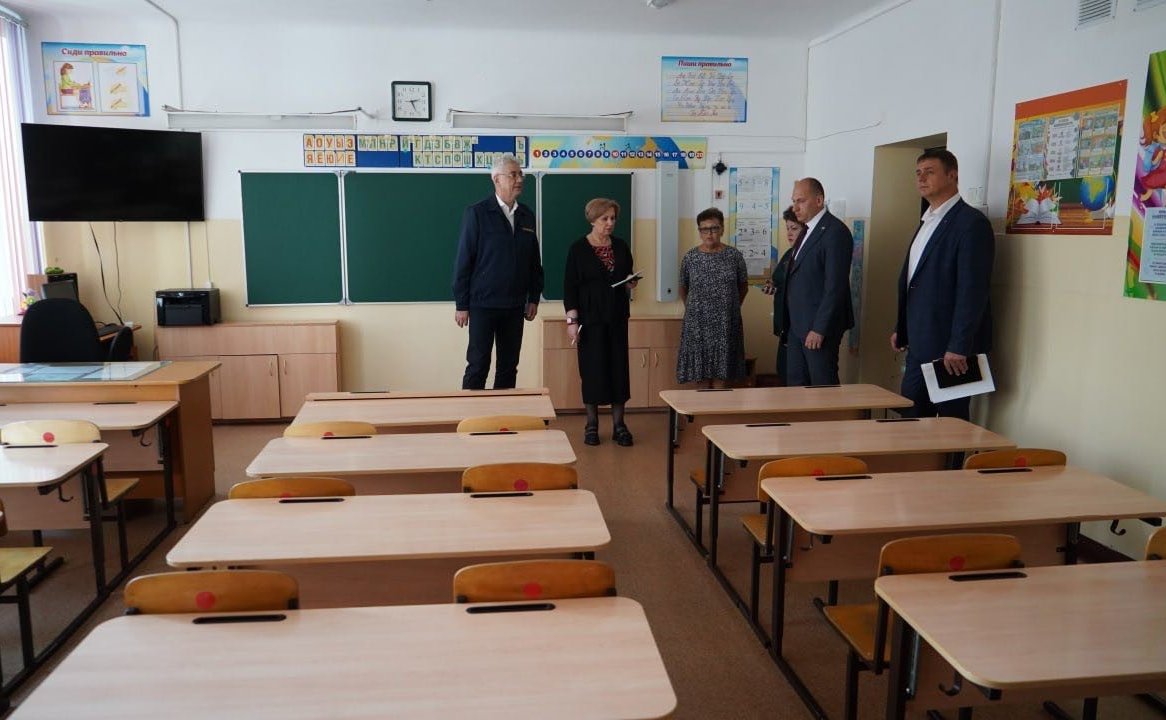 Виктор Калашников проинспектировал реализацию проектов капитального ремонта школ и детских садов в Комсомольске-на-Амуре