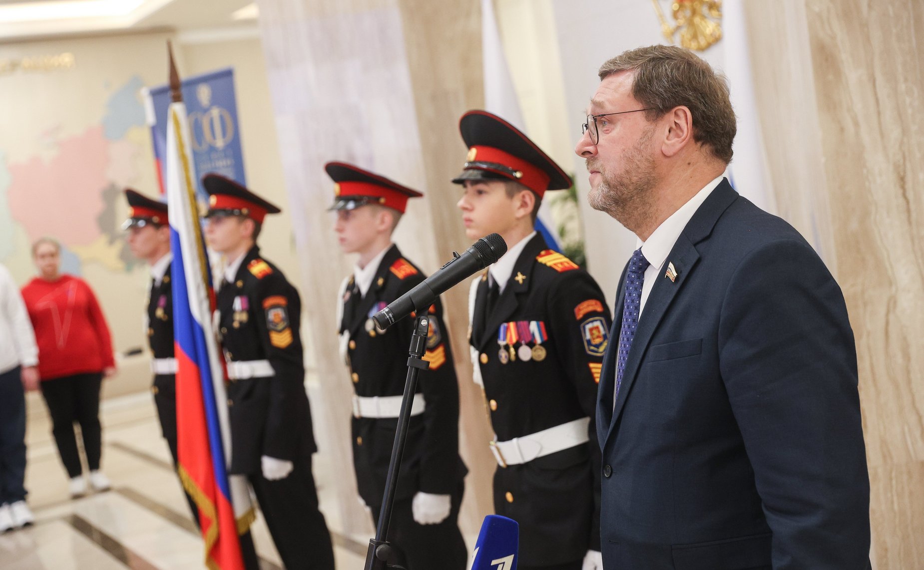 Торжественная церемония вручения паспортов граждан Российской Федерации группе участников встречи – представителям Общероссийского общественно-государственного движения детей и молодежи «Движение Первых»