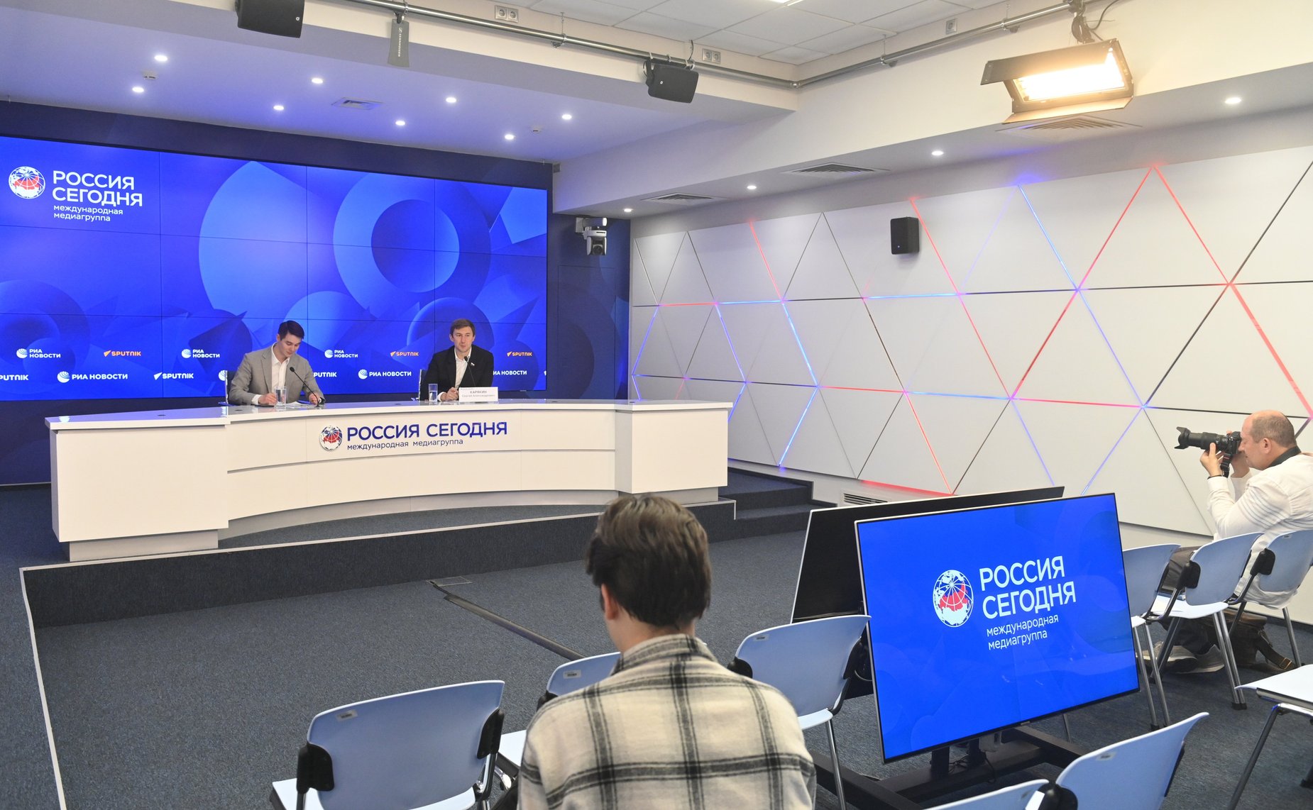 В Пресс-центре «Россия сегодня» состоялась пресс-конференция сенатора РФ, гроссмейстера Сергея Карякина, приуроченная к Международному дню шахмат