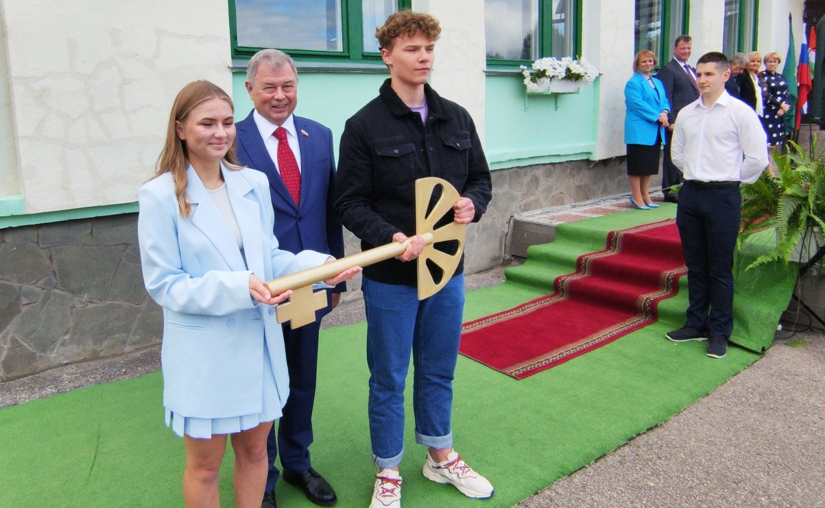 В День знаний Анатолий Артамонов поздравил школьников и студентов Калужской области