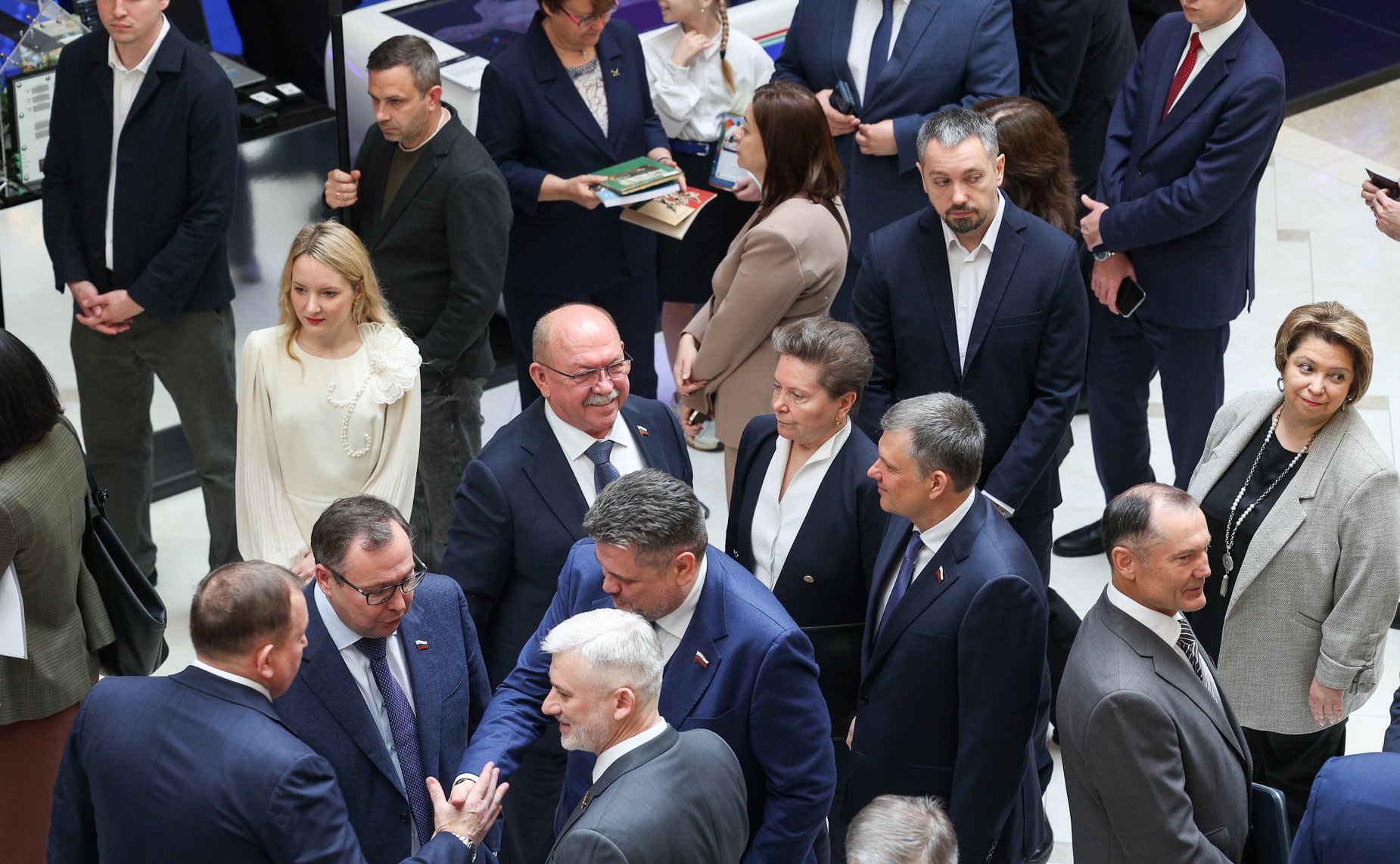 Валентина Матвиенко и Игорь Шувалов осмотрели выставку проектов, получивших поддержку институтов развития ВЭБ.РФ