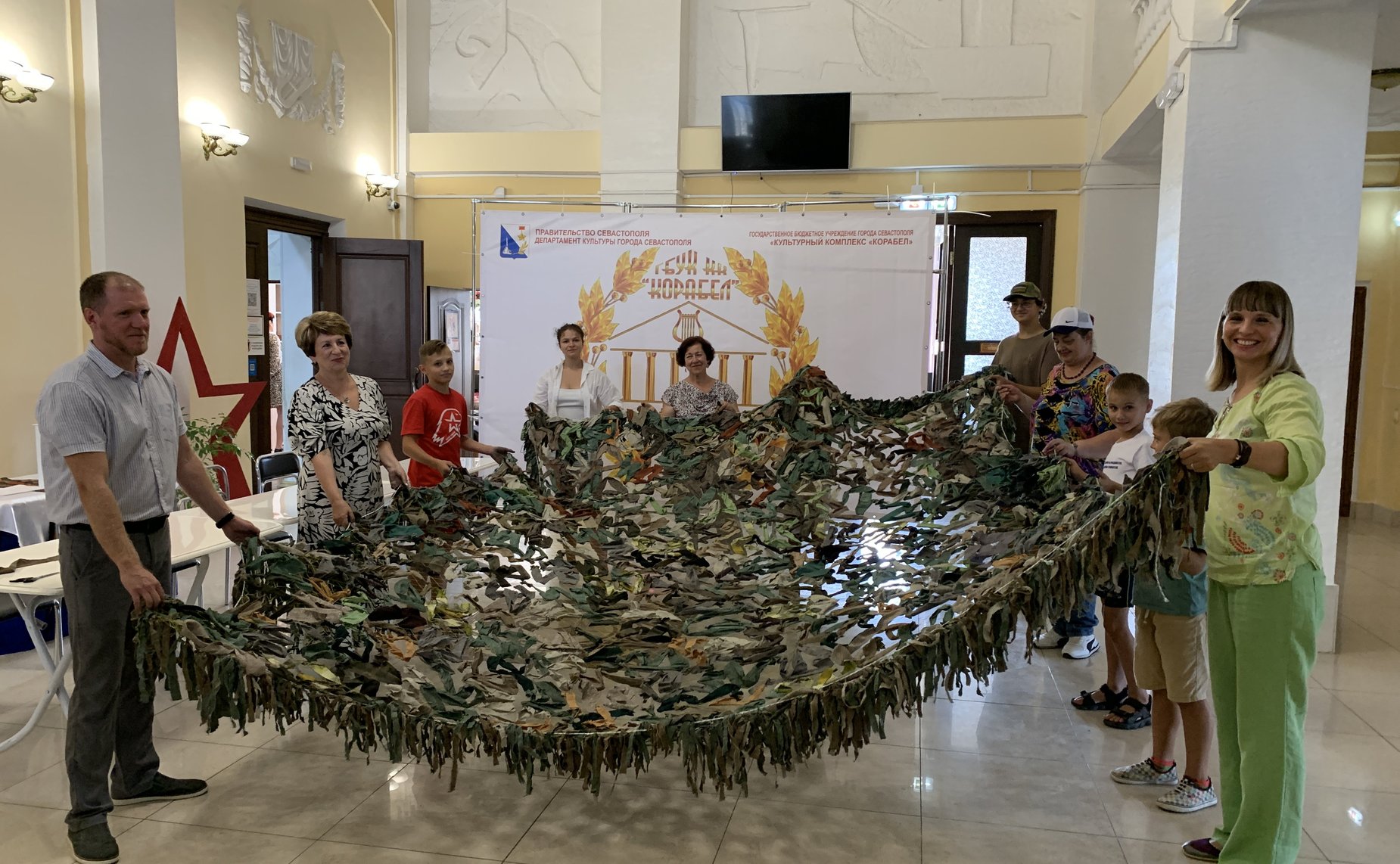 Екатерина Алтабаева приняла участие в плетении маскировочных сетей для участников СВО