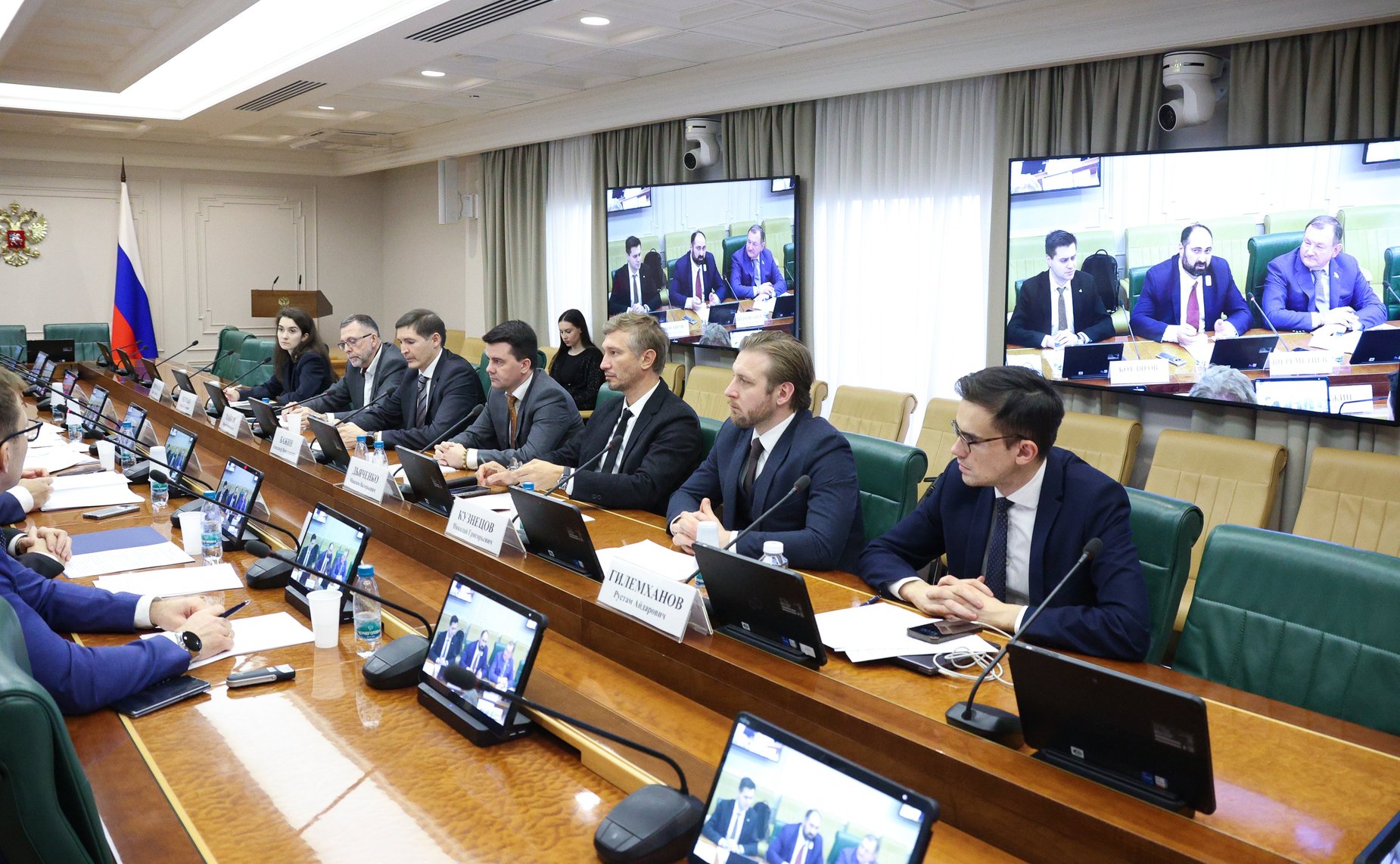 Круглый стол на тему «Обеспечение технологического лидерства в нефтегазовом секторе: цифровая трансформация, обеспечение кадрами, локализация оборудования»