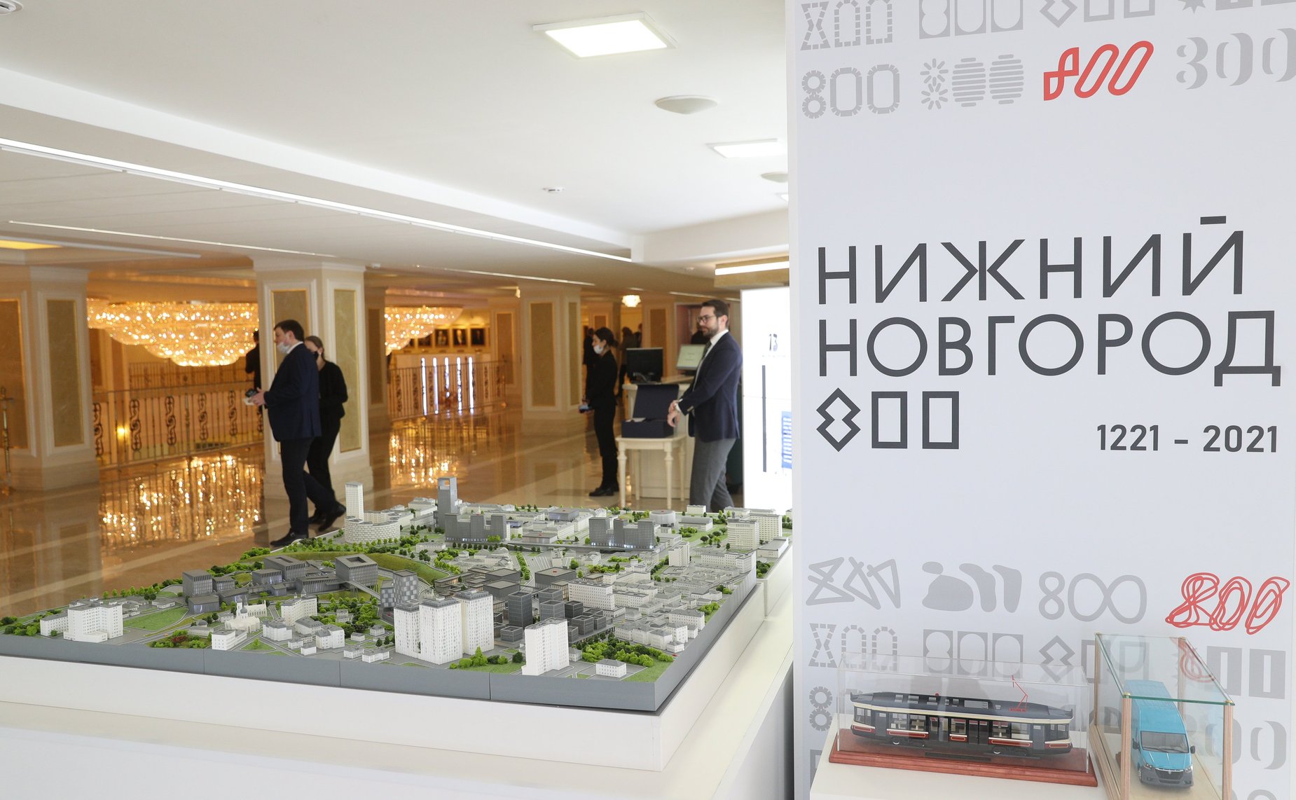 Председатель Совета Федерации Валентина Матвиенко и губернатор Нижегородской области Глеб Никитин осмотрели выставку, на которой представлены инновационные проекты и перспективы развития региона