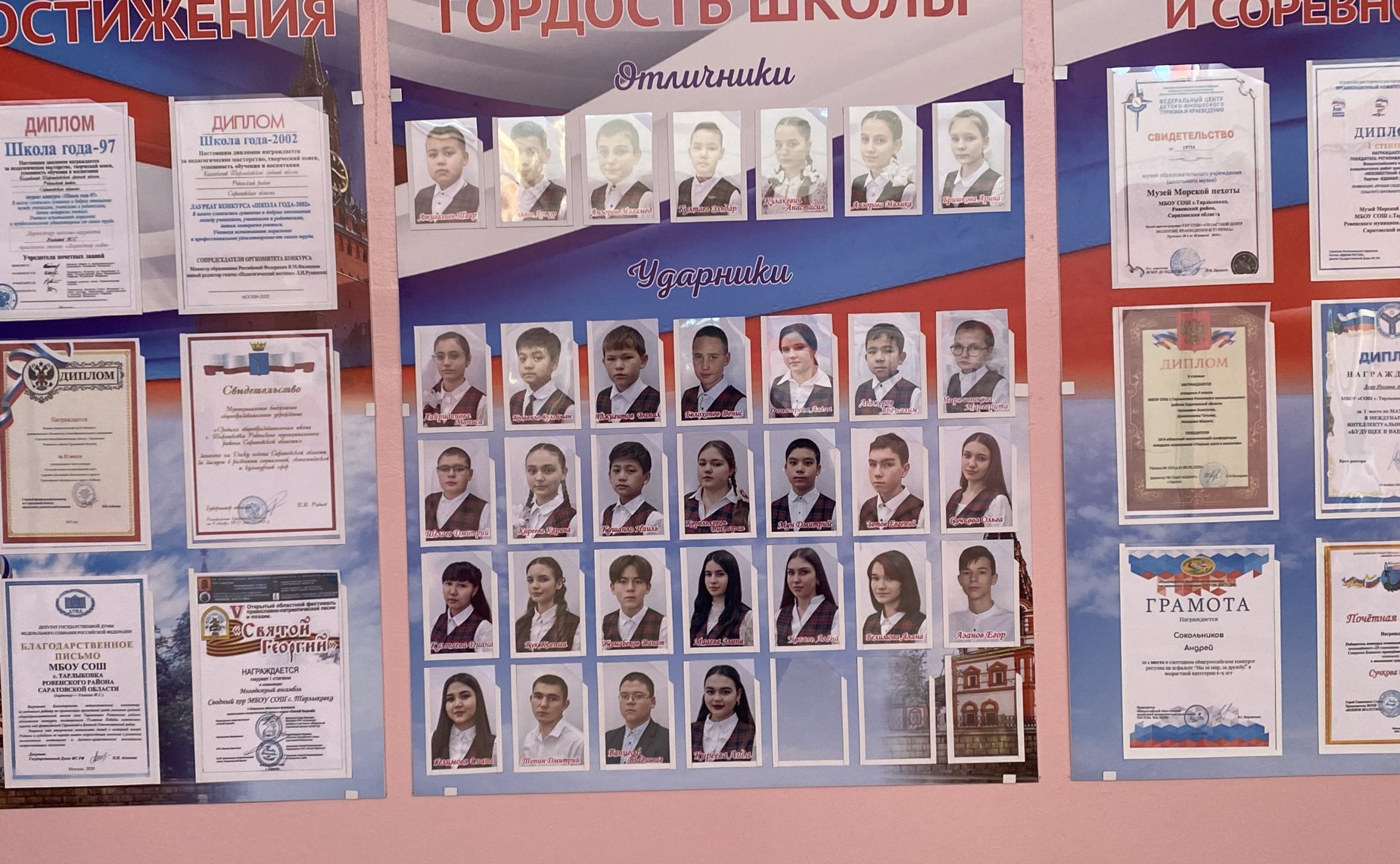 Олег Алексеев в ходе работы в регионе посетил Ровенский район. Сенатор поздравил победителей конкурса следопытских работ школьных музеев «Неизвестный солдат»