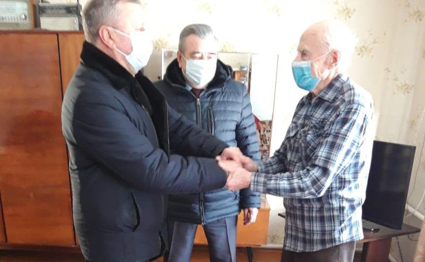 Сергей Березкин в День защитника Отечества возложил цветы к мемориалам в память о погибших в годы Великой Отечественной войны