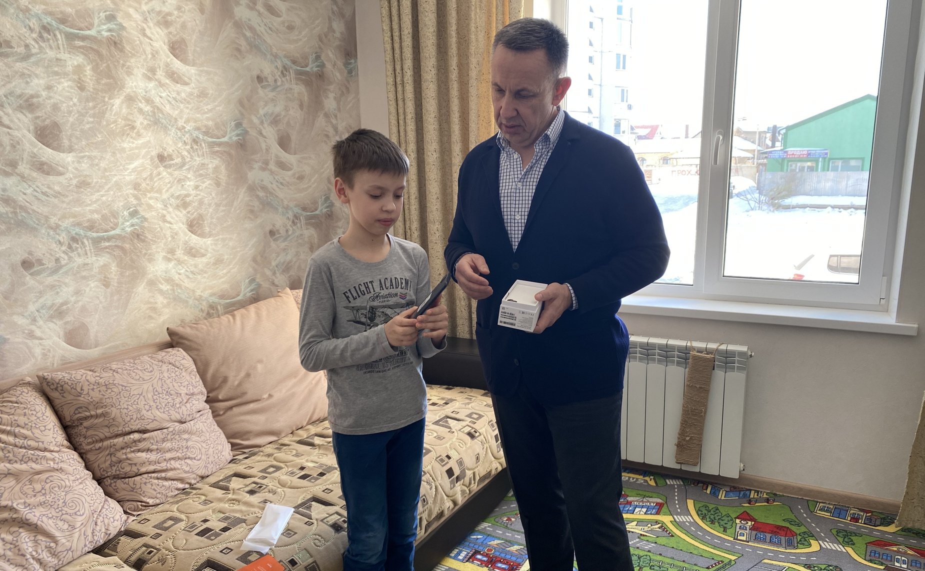 Олег Алексеев во время рабочей поездки в регион поздравил с Днем рождения маленького жителя города Энгельса