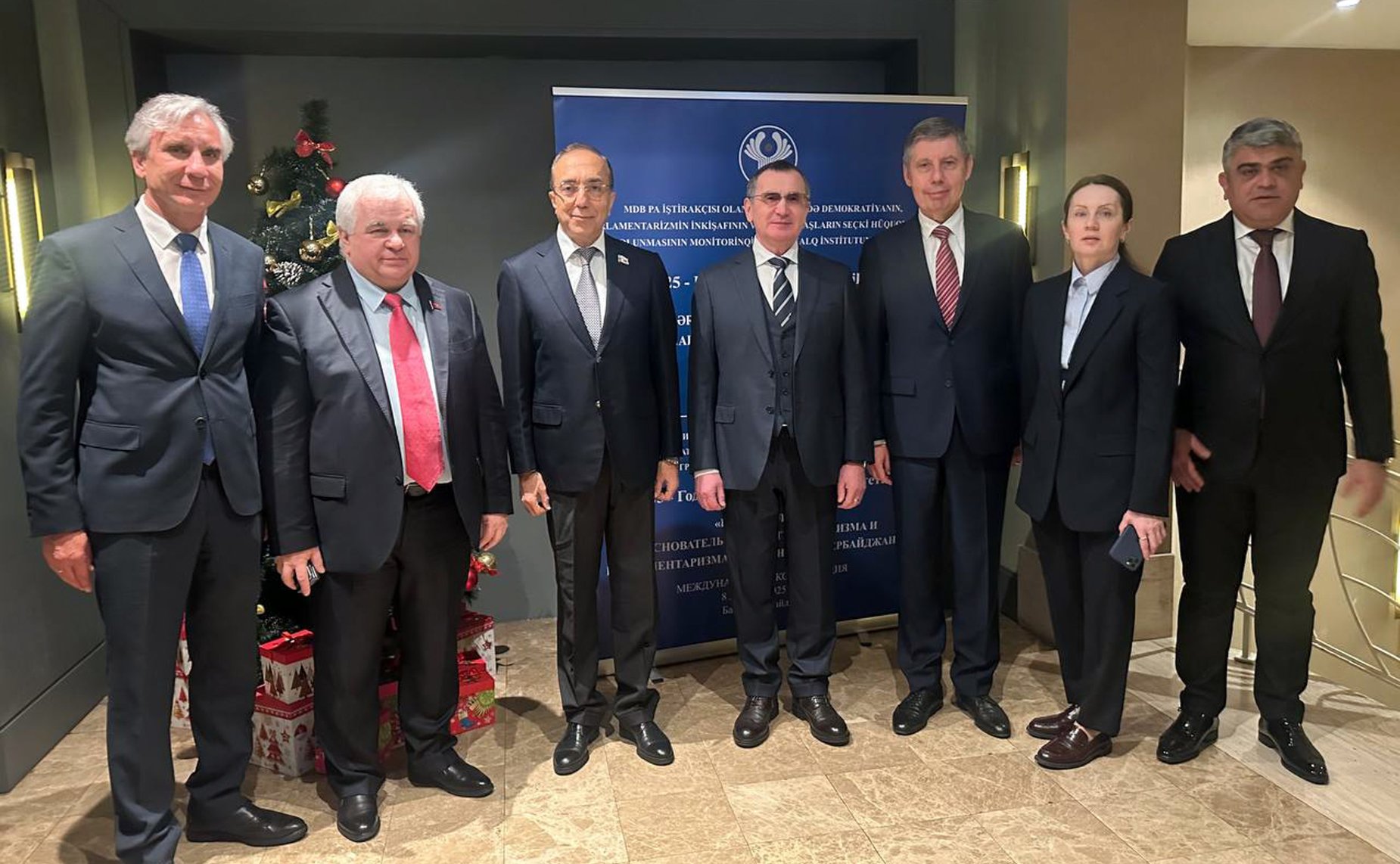 Сенатор РФ Николай Федоров и депутат Государственной Думы Казбек Тайсаев возложили цветы к могиле общенационального лидера азербайджанского народа Гейдара Алиева и почтили память выдающегося государственного и политического деятеля