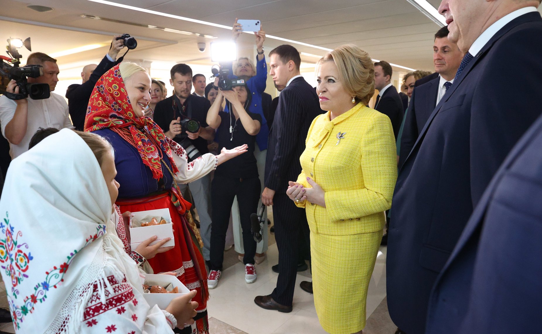 Валентина Матвиенко и Александр Богомаз осмотрели выставку, посвященную истории и перспективным направлениям развития Брянской области