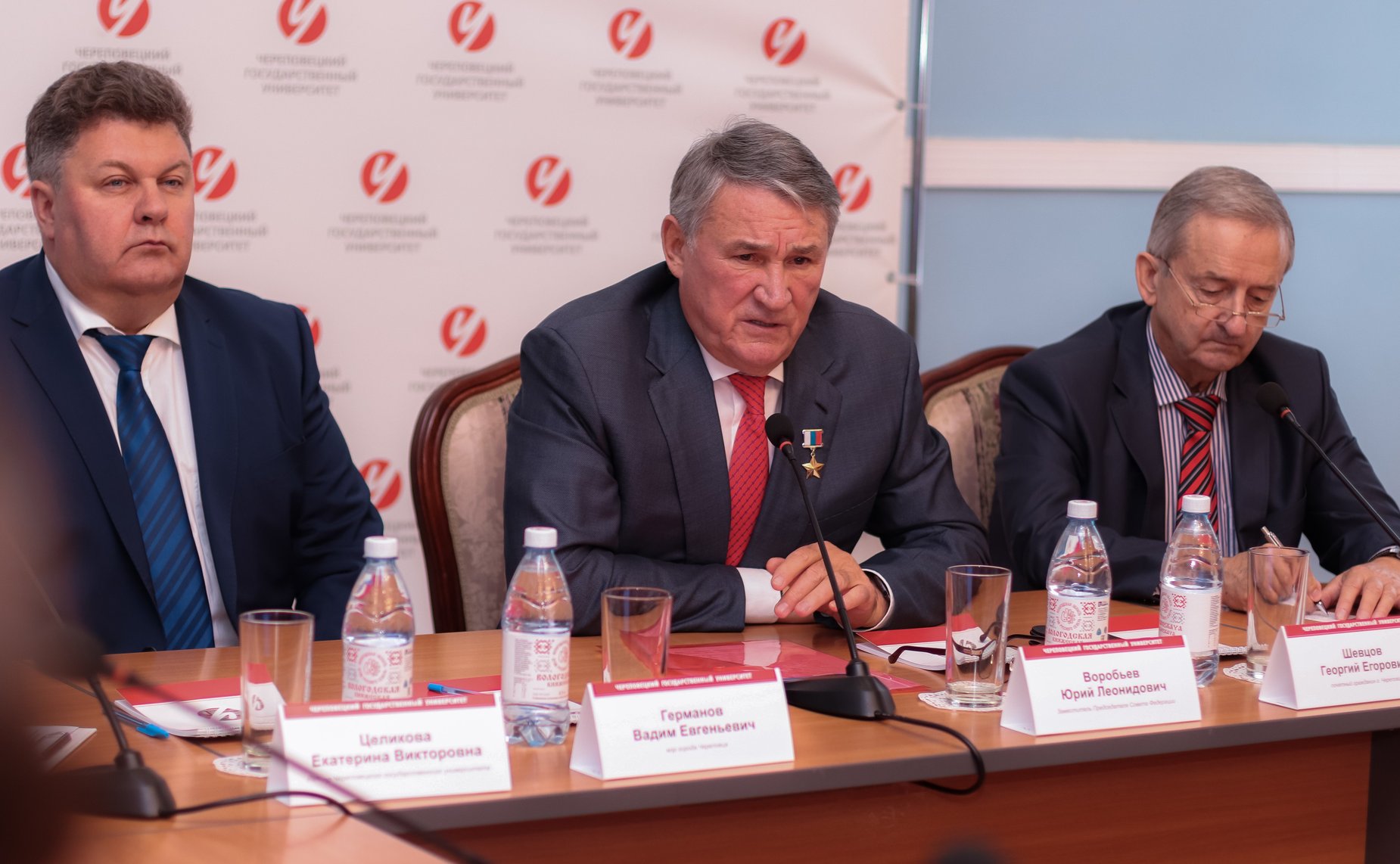 Юрий Воробьев провел встречу с представителями студенческих сообществ и объединений региона на тему «Мир сегодня»