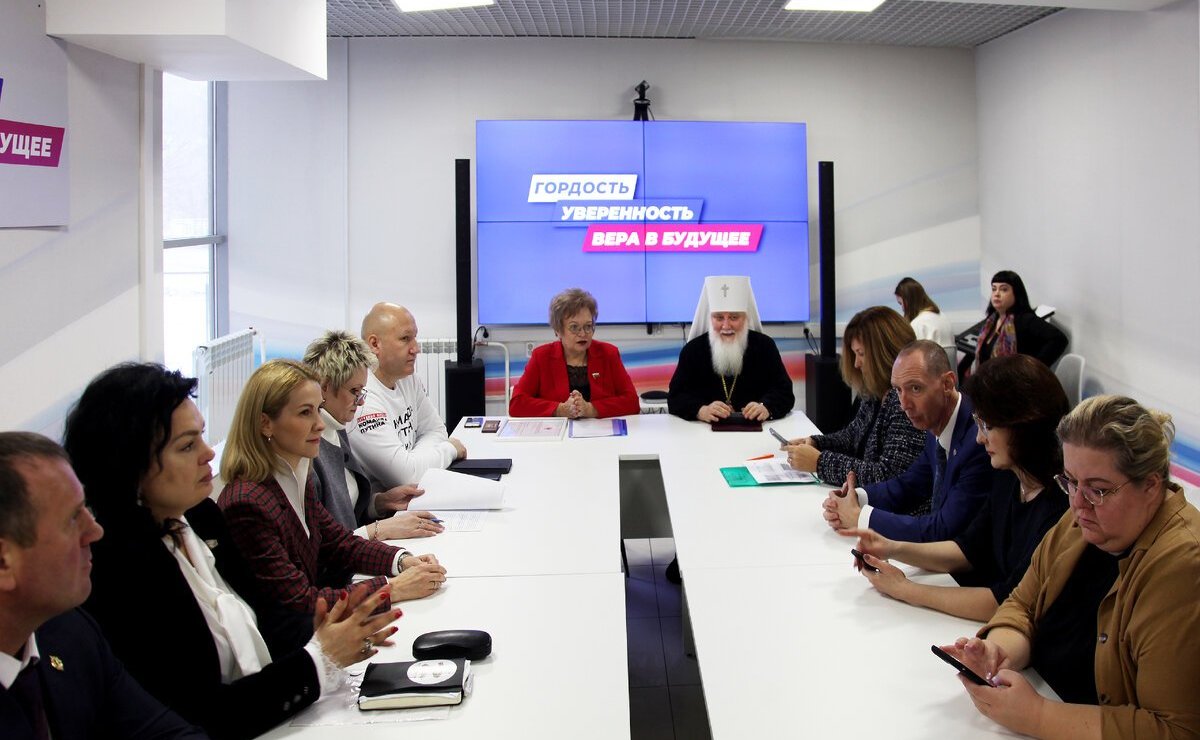 Оксана Хлякина в ходе рабочей поездки в регион провела круглый стол на тему «Крепкая семья — основа благополучия России»