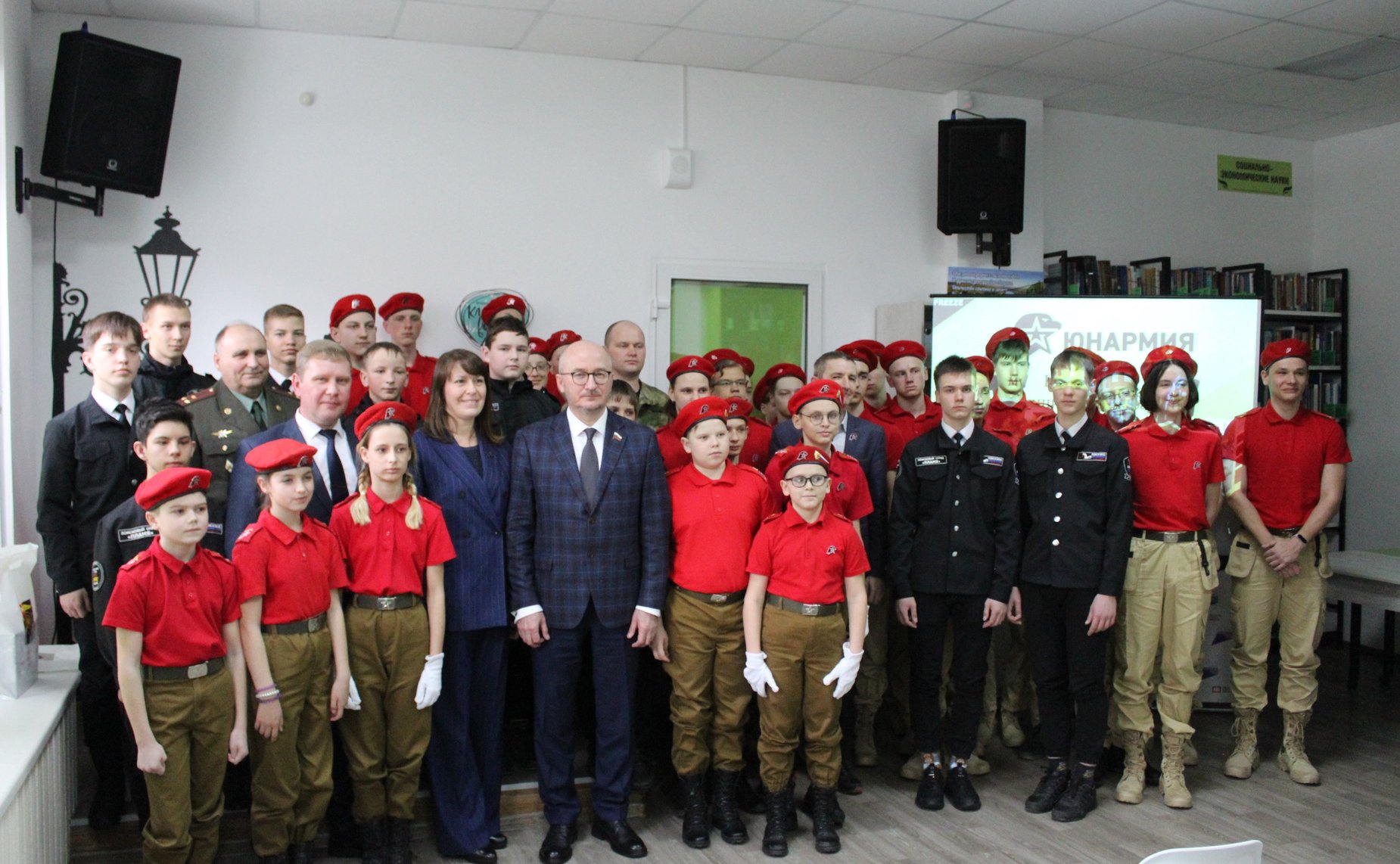 Олег Цепкин провел встречу с членами детско-юношеского общественного движения «ЮНАРМИЯ» и участниками поисково-спасательного отряда в центральной библиотеке имени Кердана