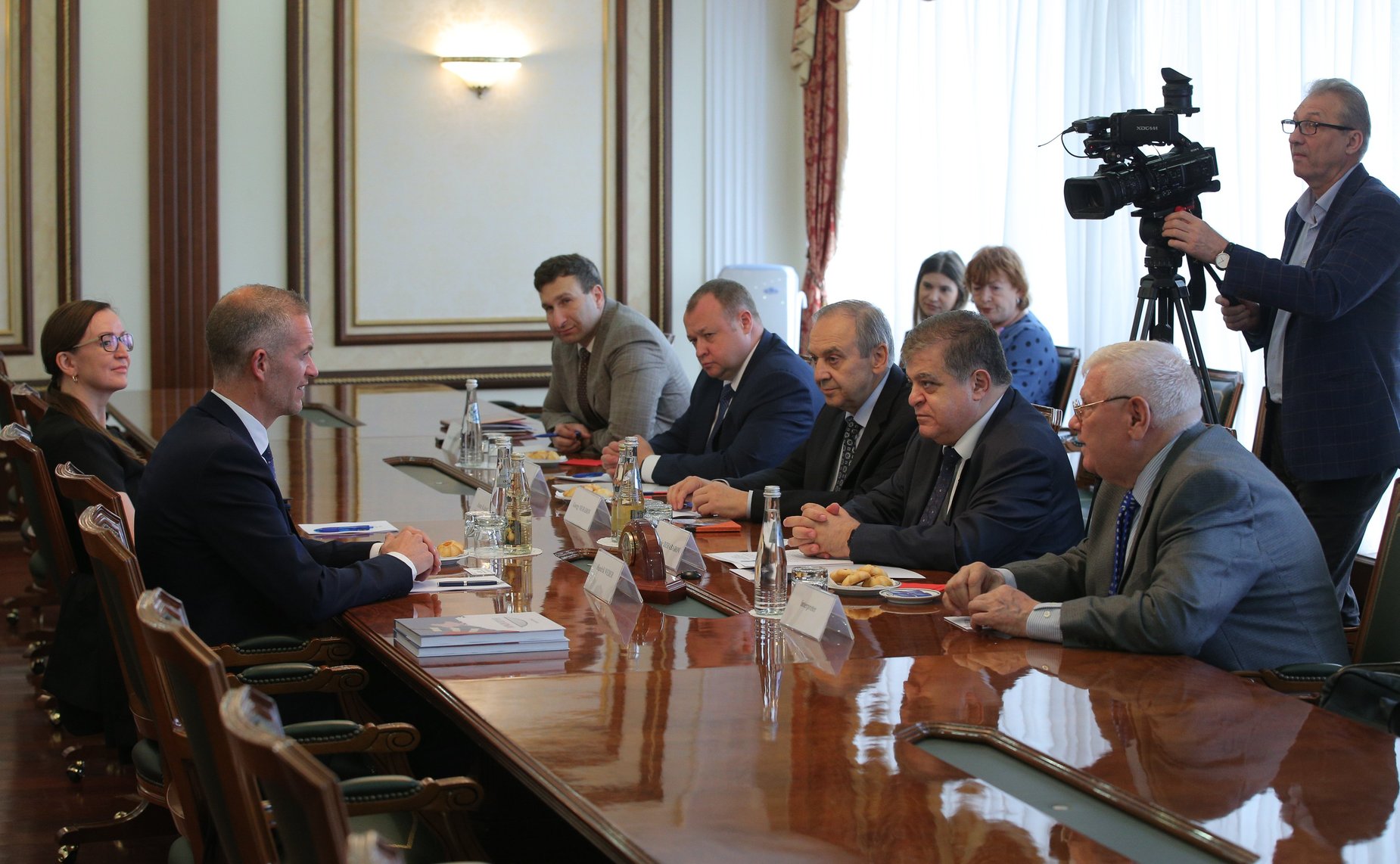 Встреча первого заместителя председателя Комитета СФ по международным делам Владимира Джабарова с председателем правления общественной организации «Народная дипломатия — Норвегия» Х. Вебером