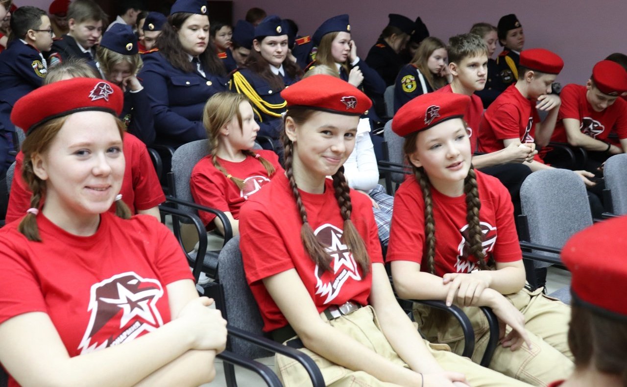 Римма Галушина вручила Благодарственные письма сенатора Российской Федерации юнармейцам НАО