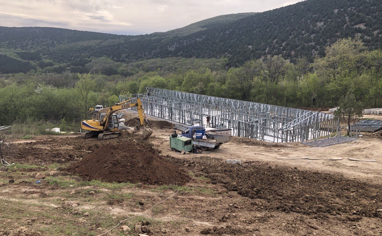 Екатерина Алтабаева в рамках работы в регионе проверила ход строительства трех новых корпусов детского оздоровительного лагеря «Горный»