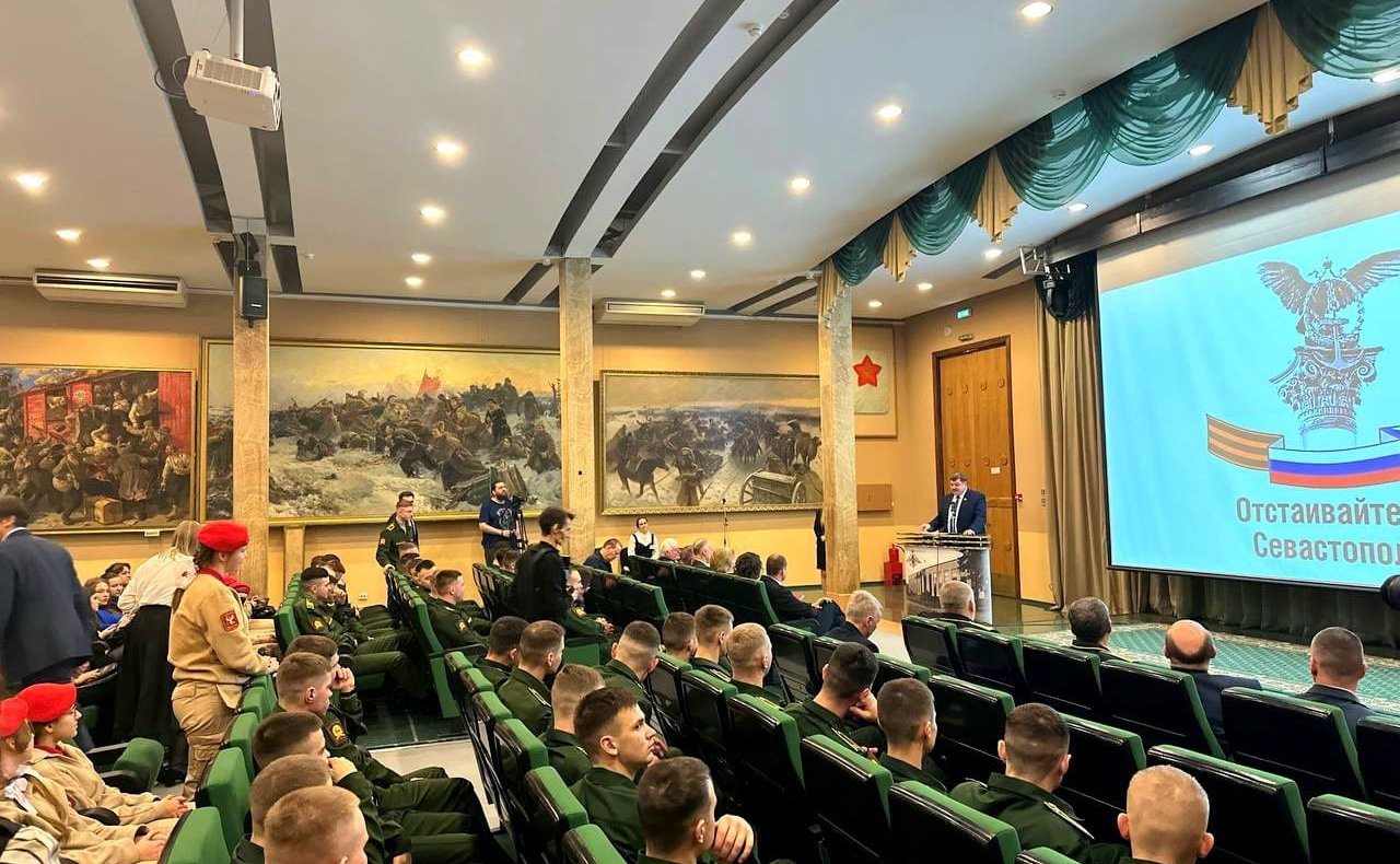 Сергей Колбин выступил на уроке мужества «Не обсуждая Родины приказ»