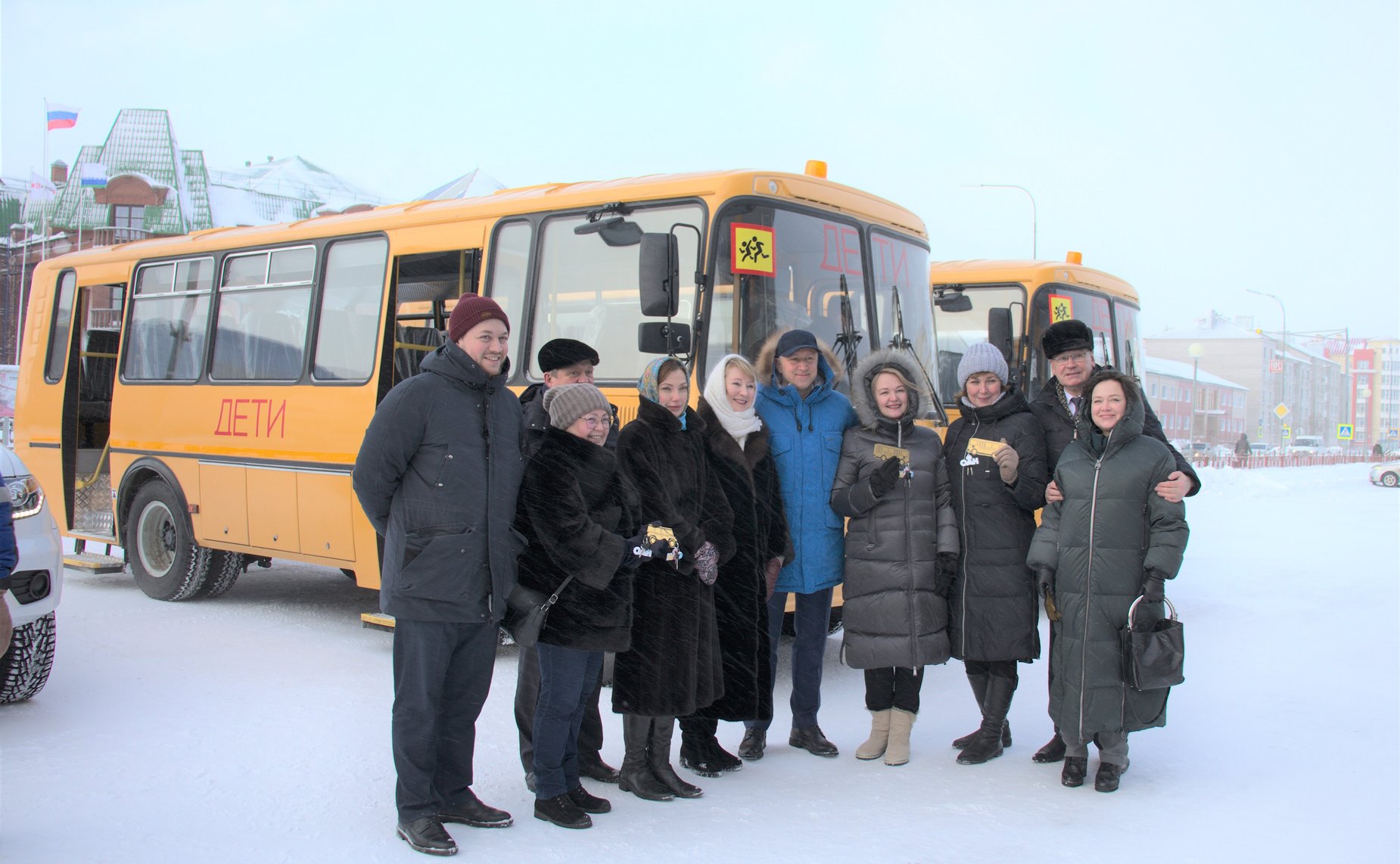 Римма Галушина приняла участие в передаче нового автотранспорта образовательным и медицинским организациям Ненецкого автономного округа