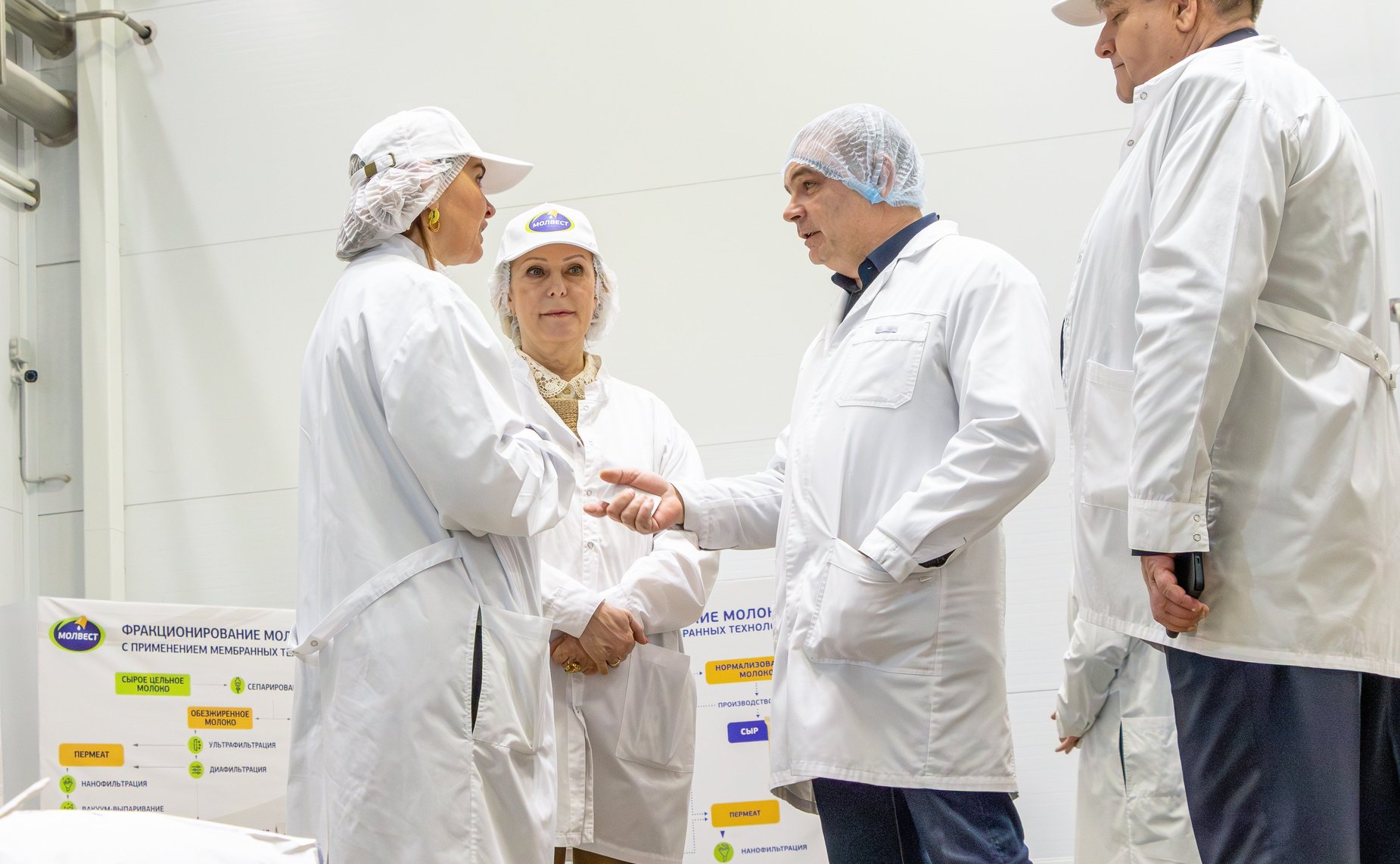 Инна Святенко и Юлия Лазуткина посетили производство сухих ингредиентов детского питания — филиал молочного комбината «Воронежский»