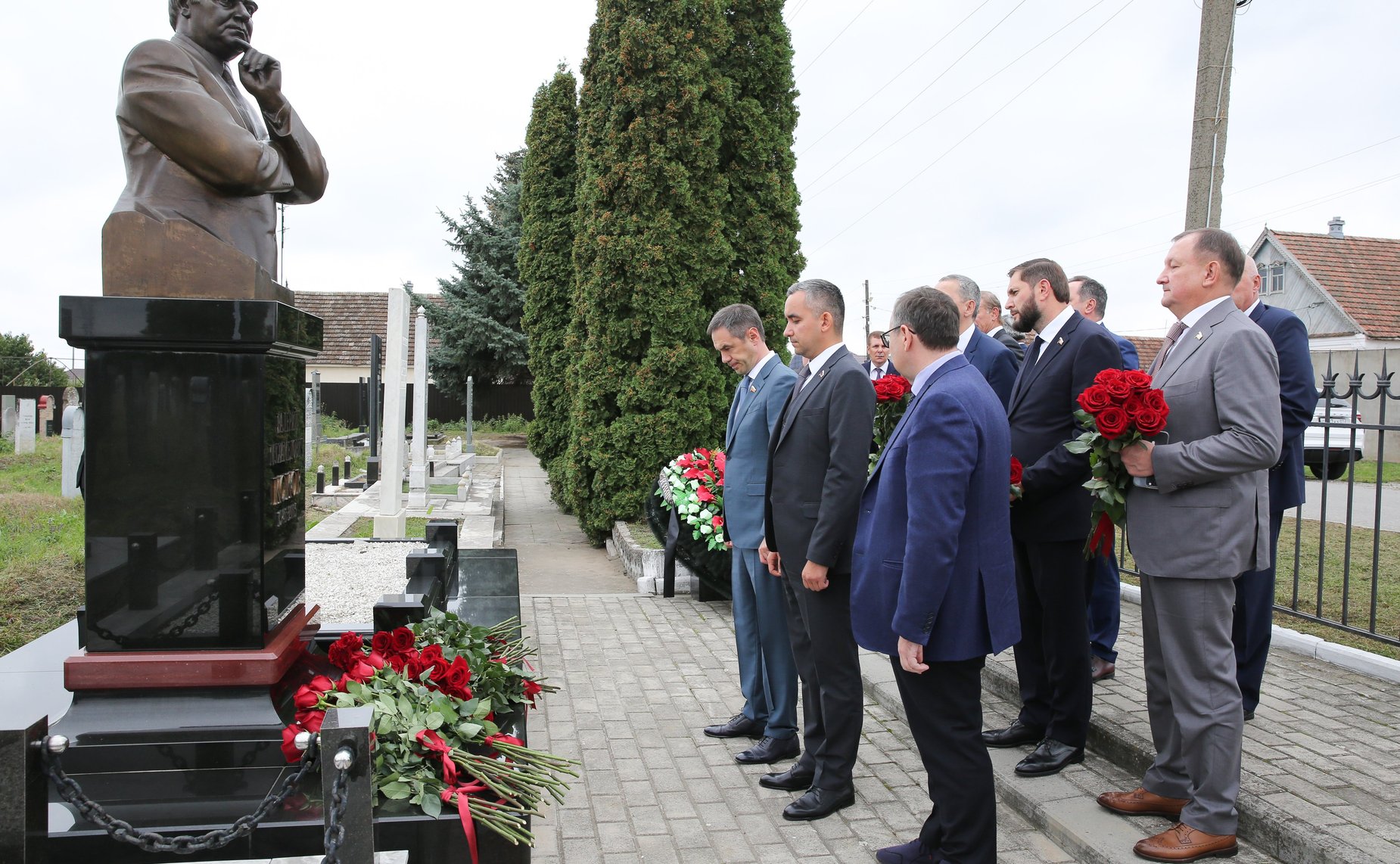 Сенаторы РФ приняли участие в церемонии возложения цветов к мемориалу