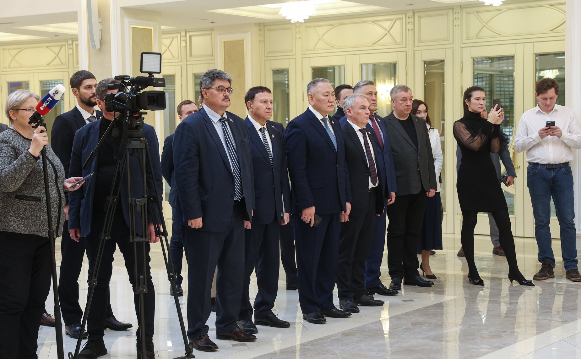 Андрей Шевченко открыл в Совете Федерации фотовыставку «Донбасс за нами»