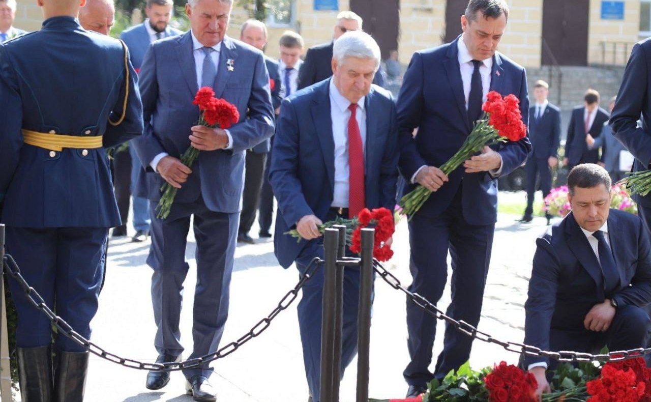 Парламентарии возложили венок и цветы к мемориалу «Могила Неизвестного солдата» и почтили память защитников Родины минутой молчания