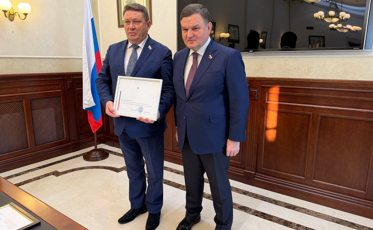 Сергей Перминов вручил сенатские награды землякам-Ленинградцам