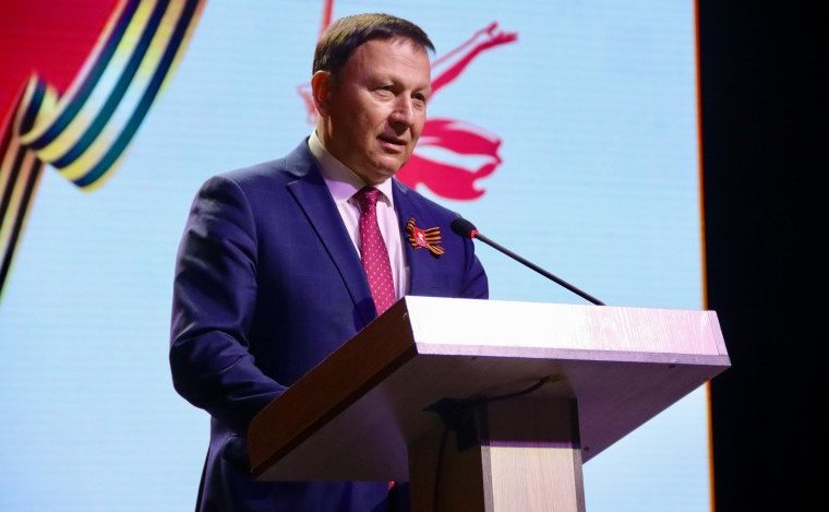 Александр Ролик встретился с ветеранами Великой Отечественной войны и принял участие в возложении венков к Вечному огню мемориала «Боевая слава Тихоокеанского флота»