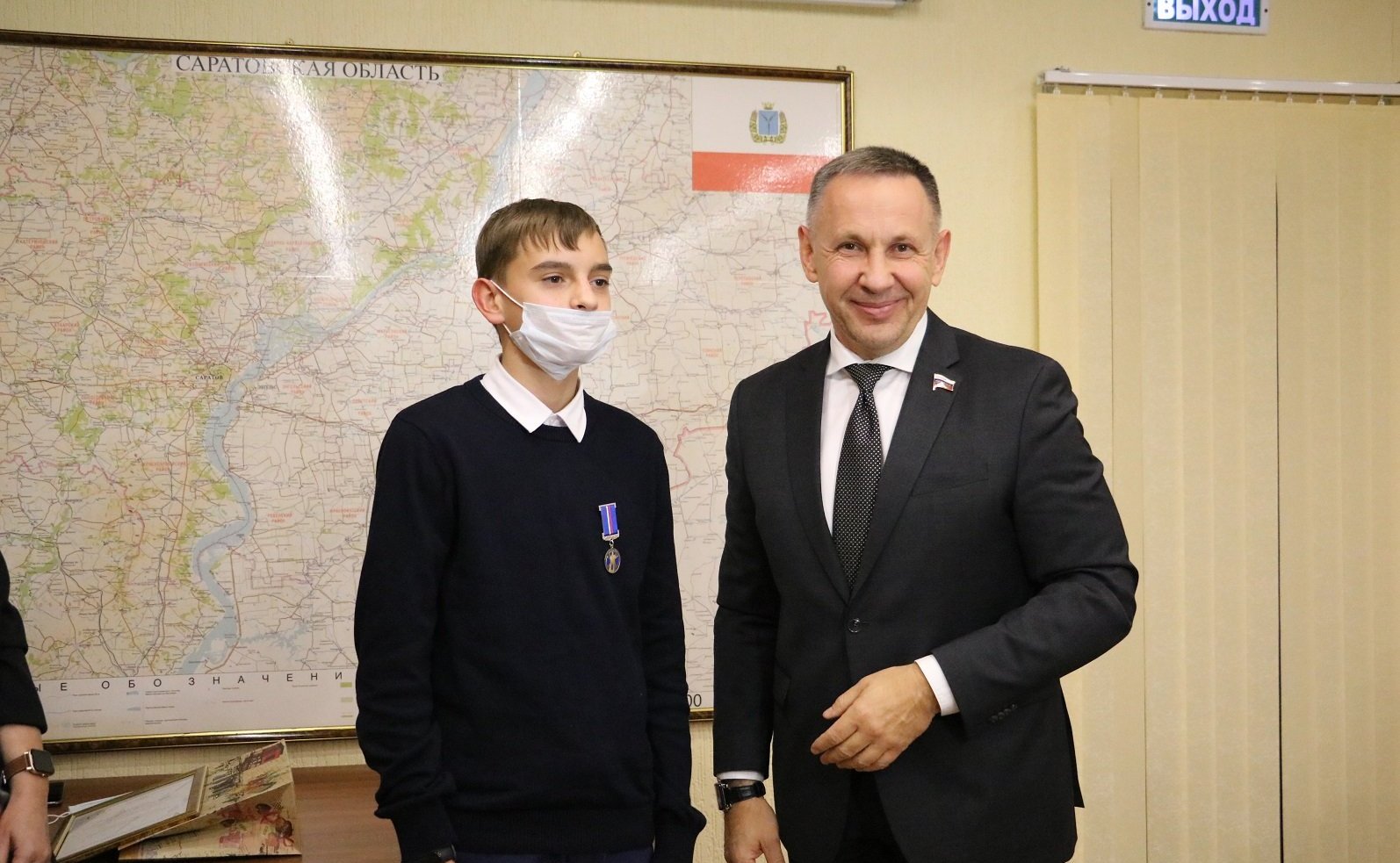 Олег Алексеев в ходе поездки в регион принял участие в торжественном награждении школьников, совершивших геройский поступок
