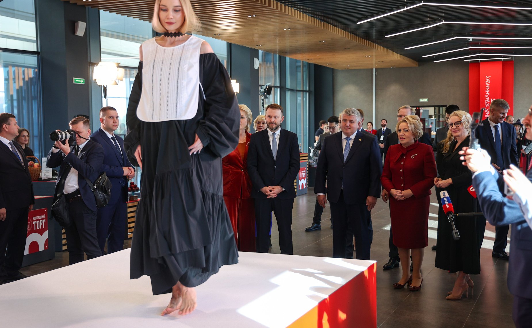 Валентина Матвиенко посетила Софийский собор и осмотрела выставку брендов «Новгородский торг»