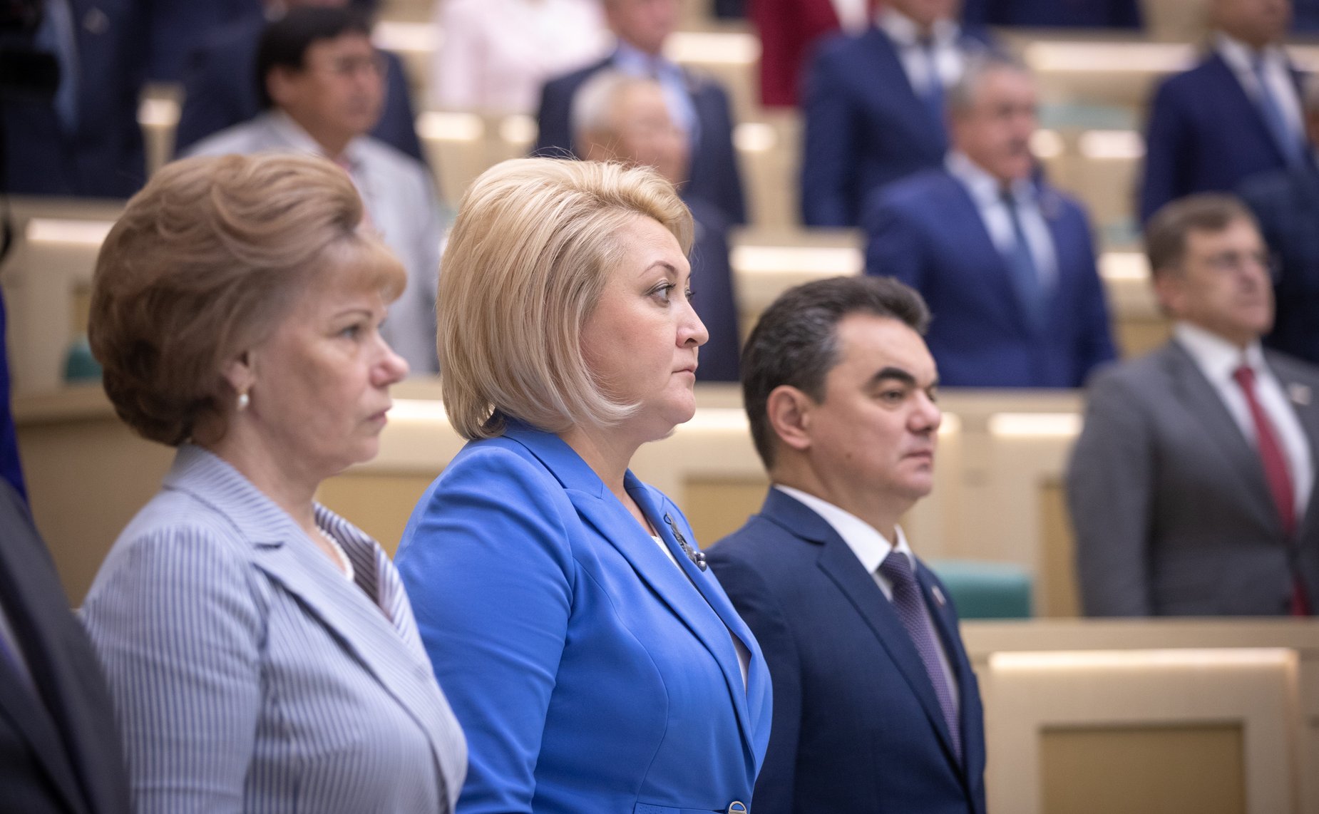 Сенаторы слушают гимн России перед началом 460-го заседания Совета Федерации