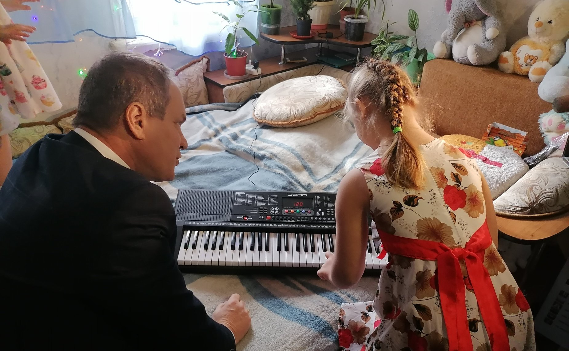 Александр Башкин исполнил новогодние желания юной астраханки и подростка из Донецкой Народной республики