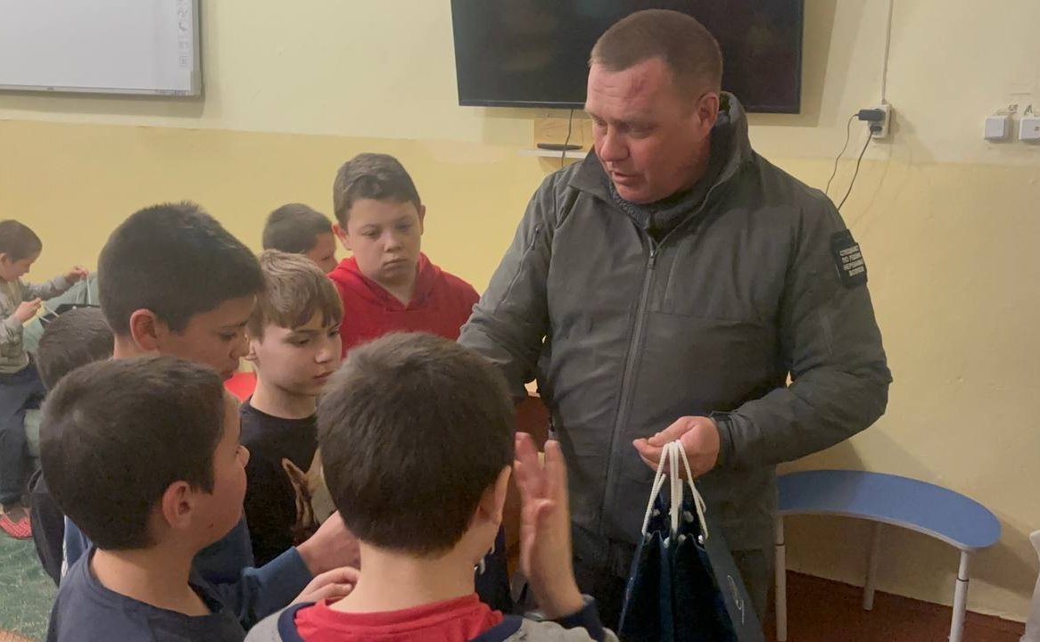 Игорь Кастюкевич посетил подшефный детский центр в Новокиевке Херсонской области, передал книги и подарки для воспитанников