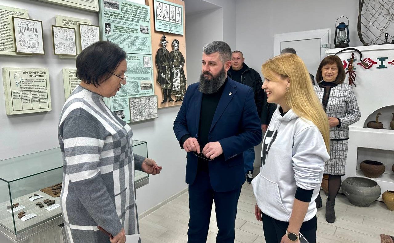 Дарья Лантратова проверила ход восстановления Меловского района, обсудила актуальные вопросы с представителями фонда «Защитники Отечества», а также провела приём граждан в Луганске