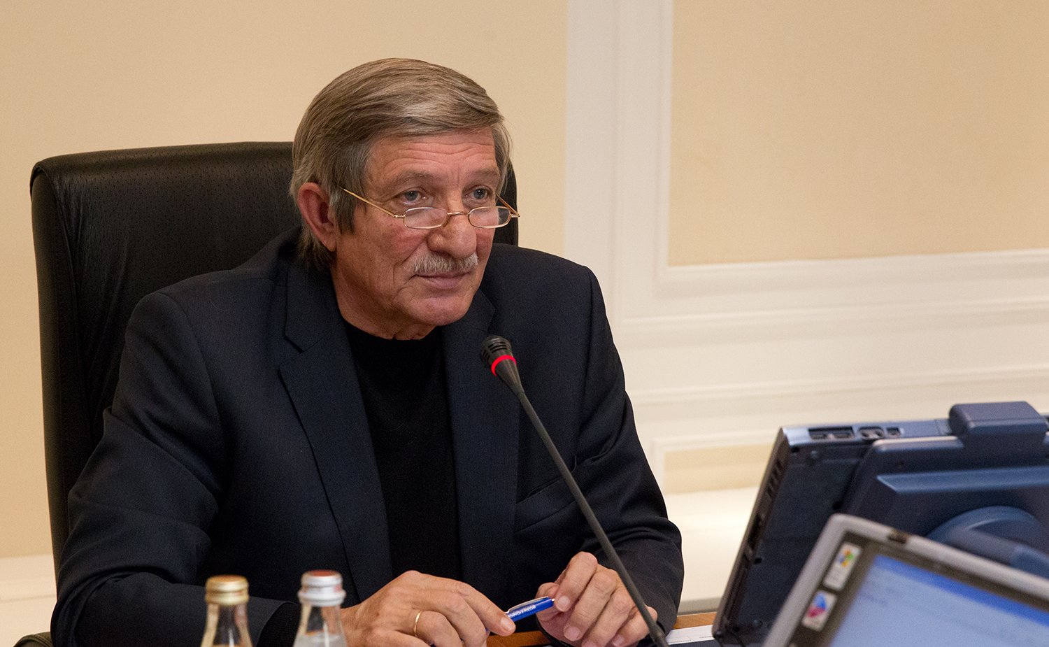 19-12 В. Новиков провел «Круглый стол» на тему «О системе неналоговых платежей: проблемы и пути их решения» 1