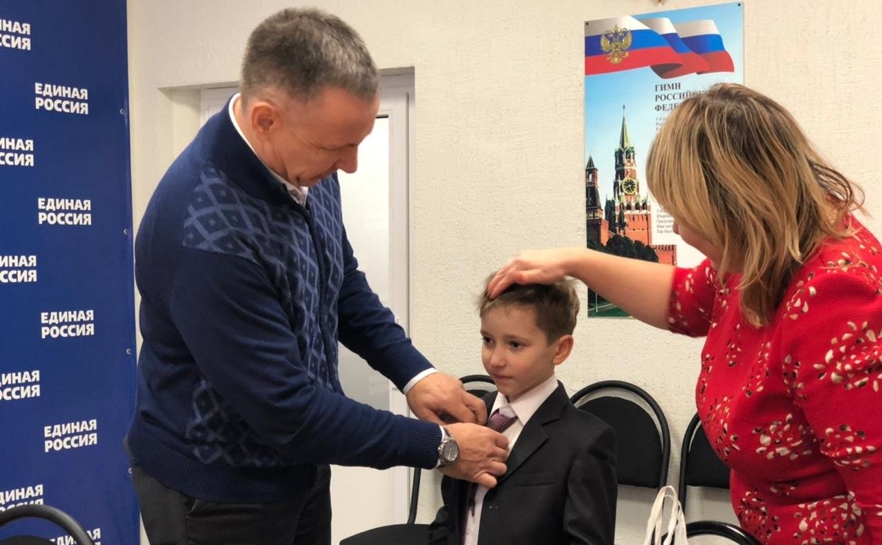 Олег Алексеев исполнил новогодние желания детей Саратовской области