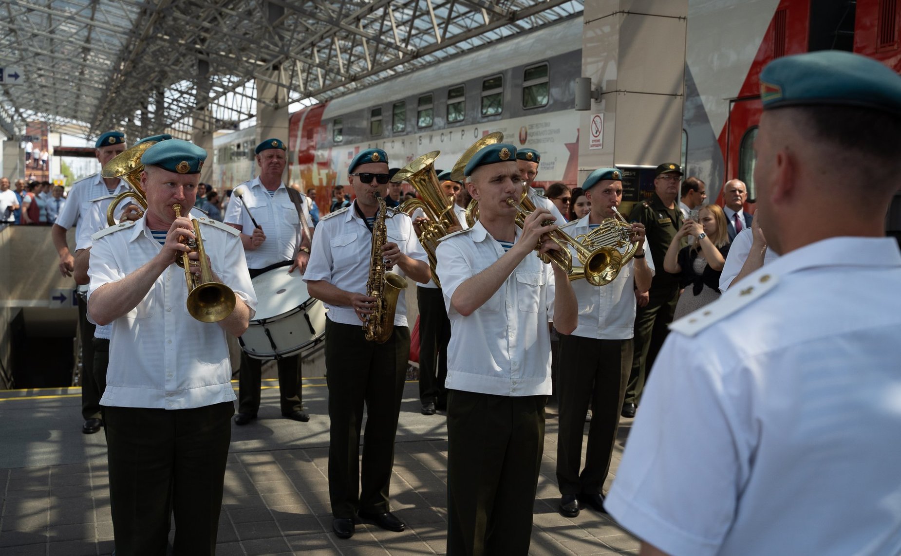 На перроне брестского вокзала школьники из России, Армении и Киргизии встретились с участниками проекта из Белоруссии