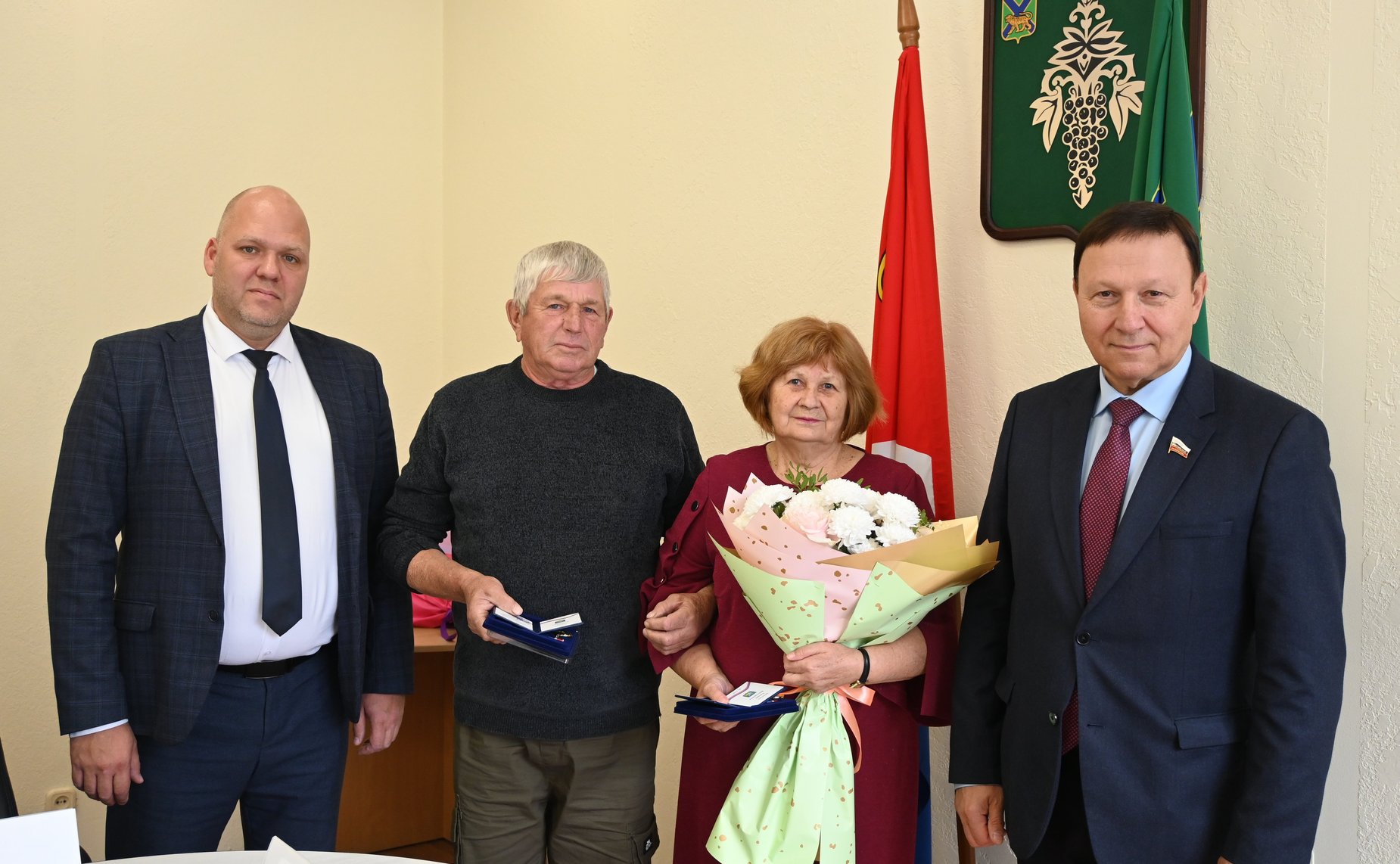 Александр Ролик вручил приморским семьям почетный знак «Семейная доблесть»