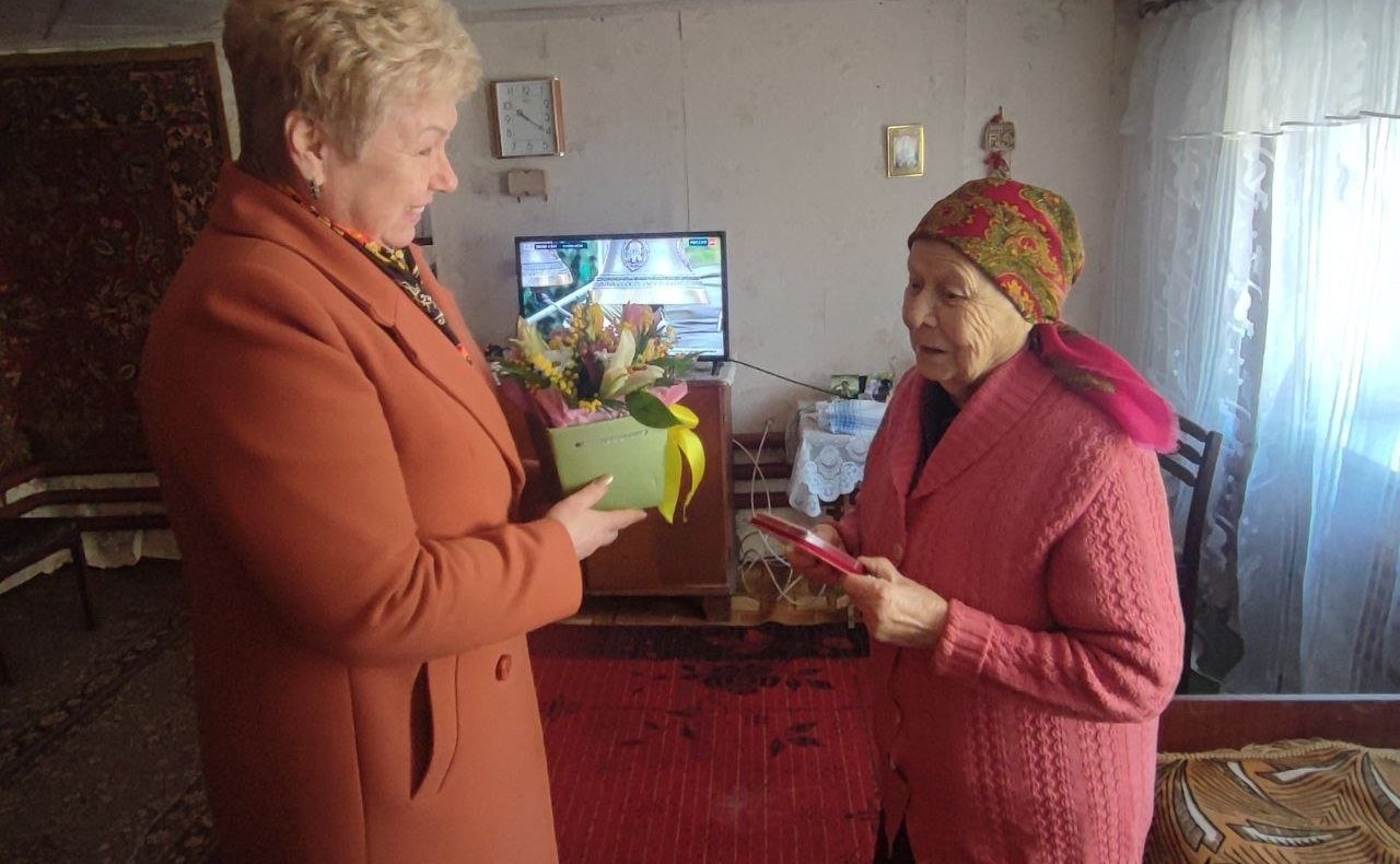 Ольга Бас вручила жителям ЛНР почетный знак «В честь 80-летия полного освобождения Ленинграда от фашистской блокады»