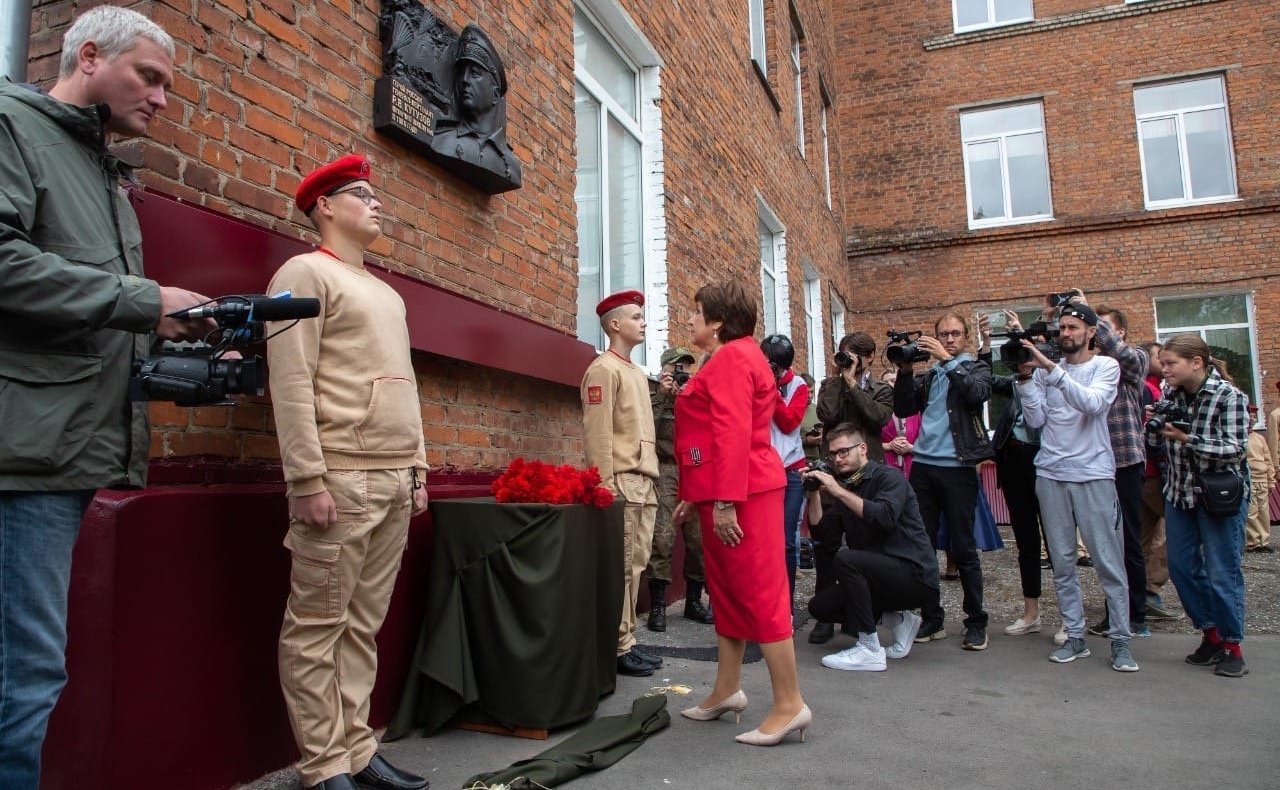 В День знаний на здании школы в присутствии родных и друзей Романа Кутузова, учителей и учеников, руководителей области и города, была открыта мемориальная доска