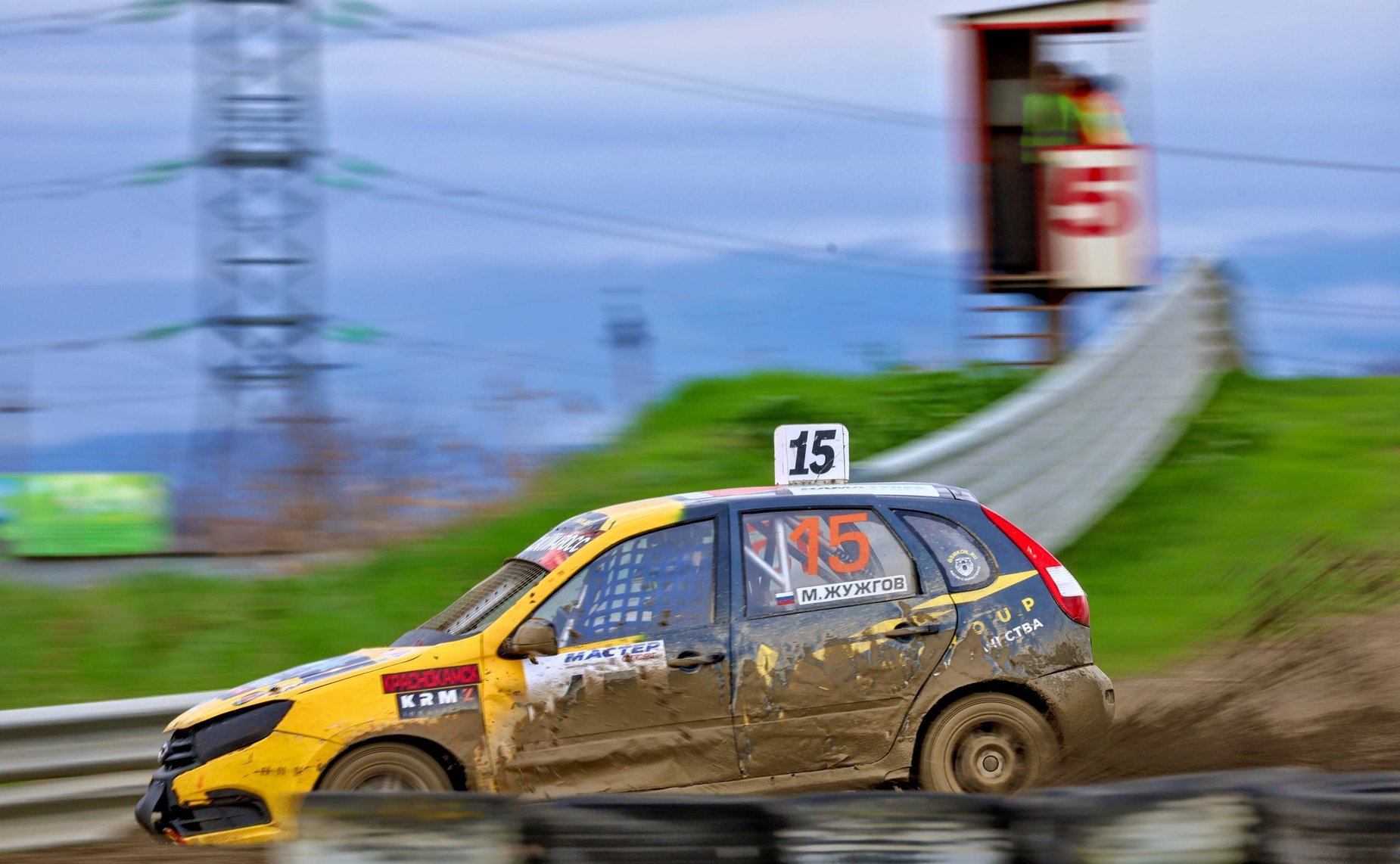 Мохмад Ахмадов в рамках работы в регионе посетил первый и второй этапы Чемпионата и Первенства России по кроссу, которые прошли на автодроме «Крепость Грозная»