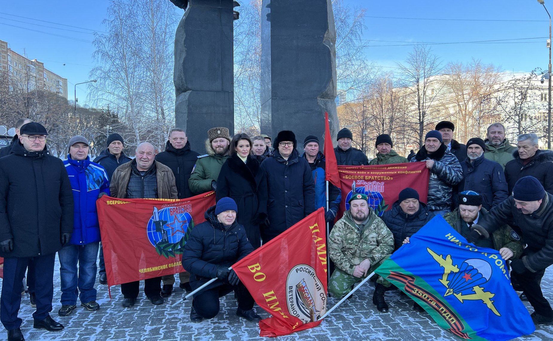 Маргарита Павлова приняла участие в торжественной церемонии возложения венков и цветов к памятнику «Доблестным сынам Отечества» на челябинской Аллее Славы