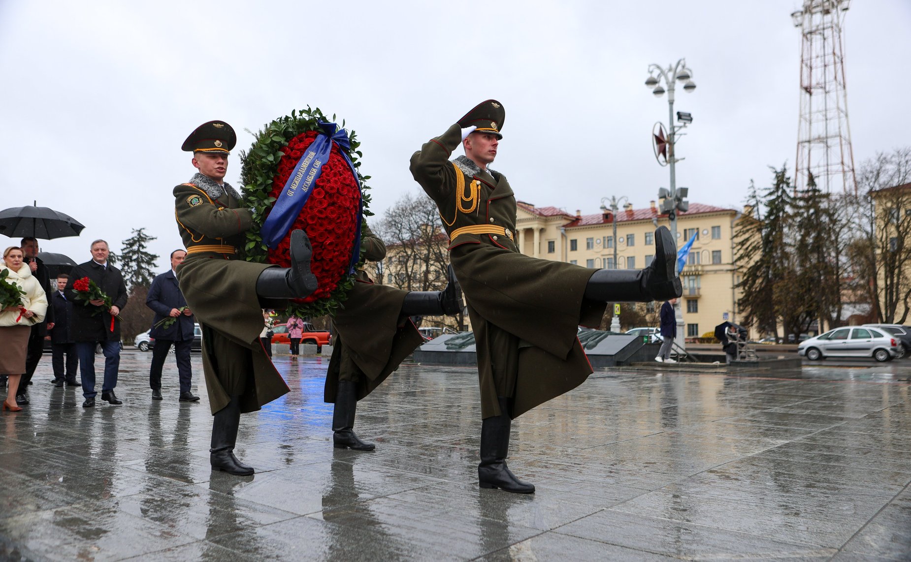 Заместитель Председателя Совета Федерации Инна Святенко приняла участие в Торжественном возложении цветов и венков к Монументу Победы