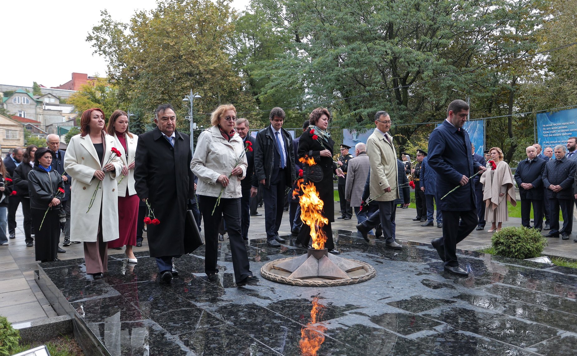 Сенаторы РФ возложили цветы к мемориалу Воину-освободителю в парке им. Ленинского комсомола в Махачкале (фото пресс-служба Министерства экономики и территориального развития Республики Дагестан)