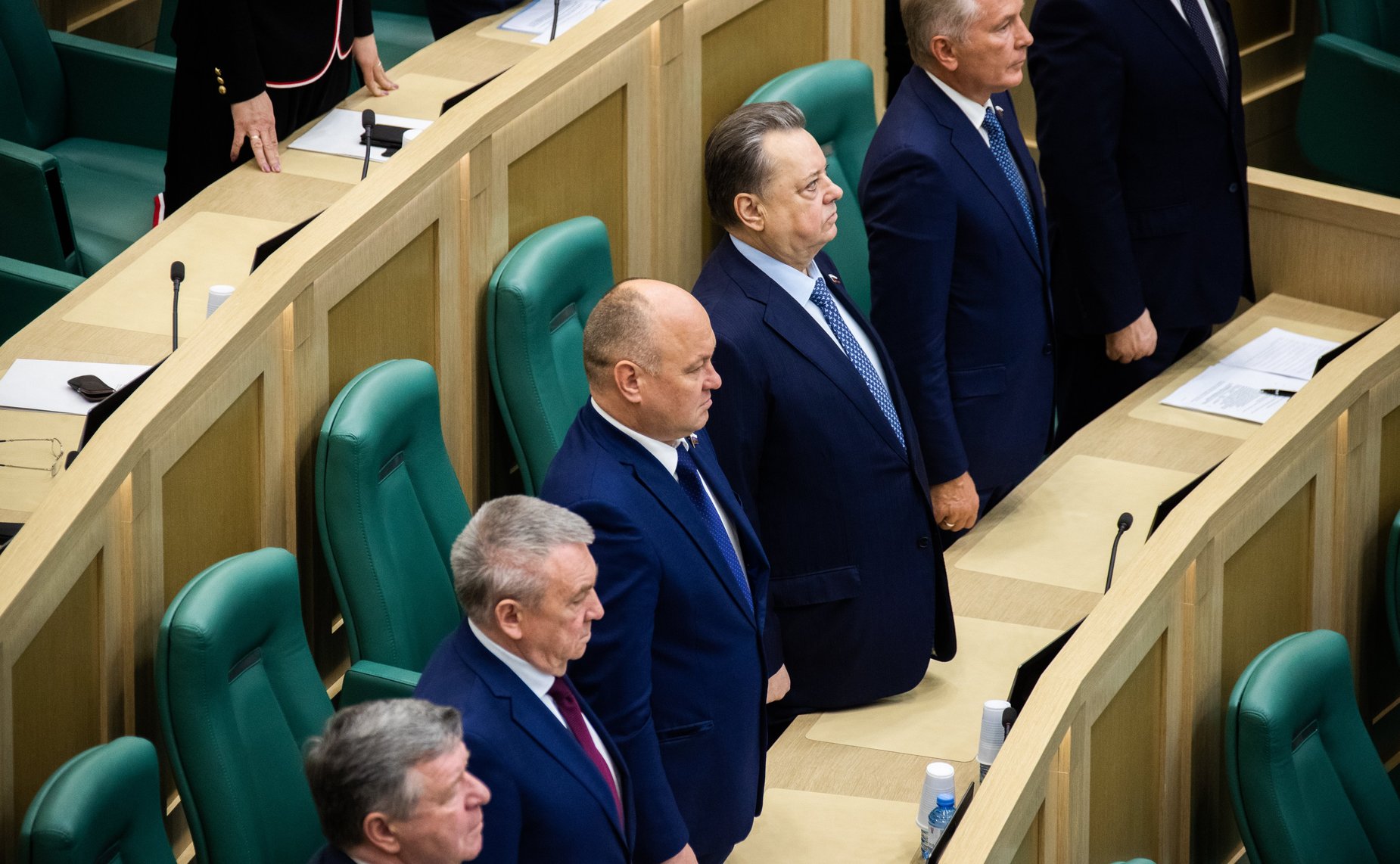 Сенаторы слушают гимн России перед началом 477-го заседания Совета Федерации