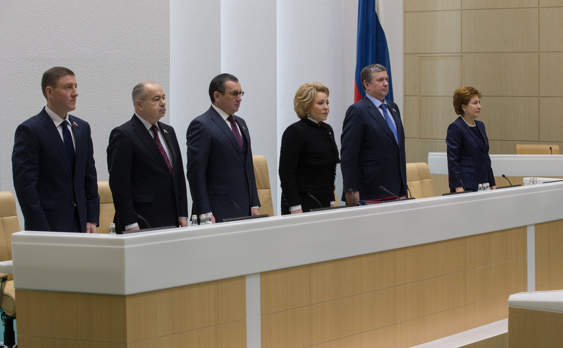 Сенаторы слушают гимн России перед 426-м заседанием Совета Федерации