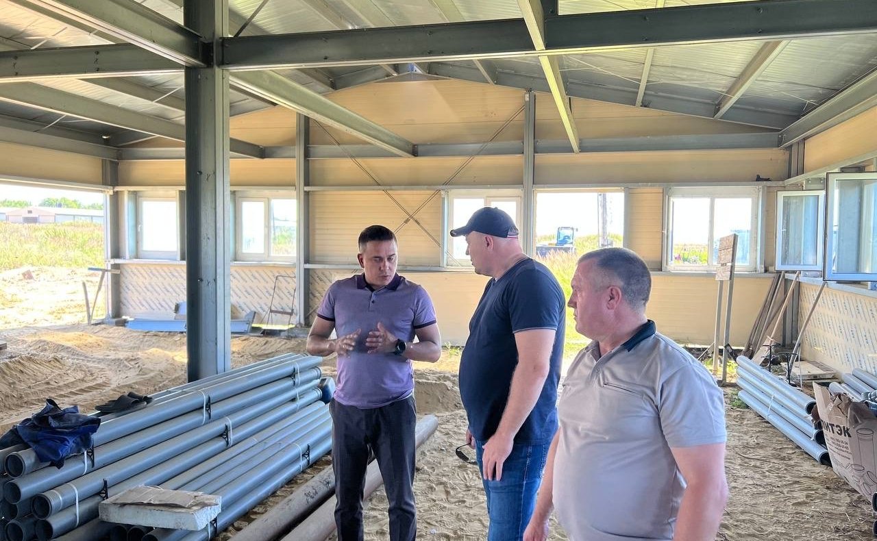 Айрат Гибатдинов в ходе поездки в регион посетил предприятия агропромышленного комплекса в Вешкаймском районе