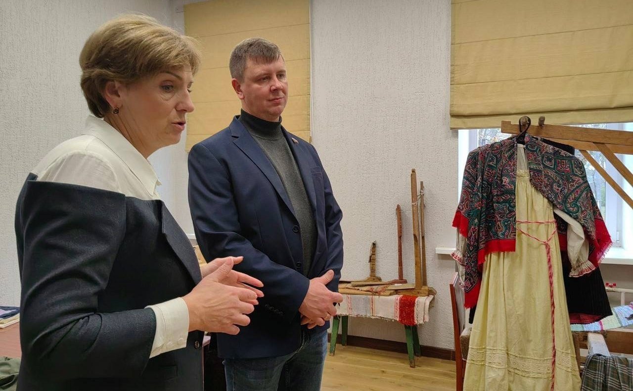 Артем Малащенков в поселке Хиславичи осмотрел Хиславичский районный центр культурно-досуговой работы и народного творчества