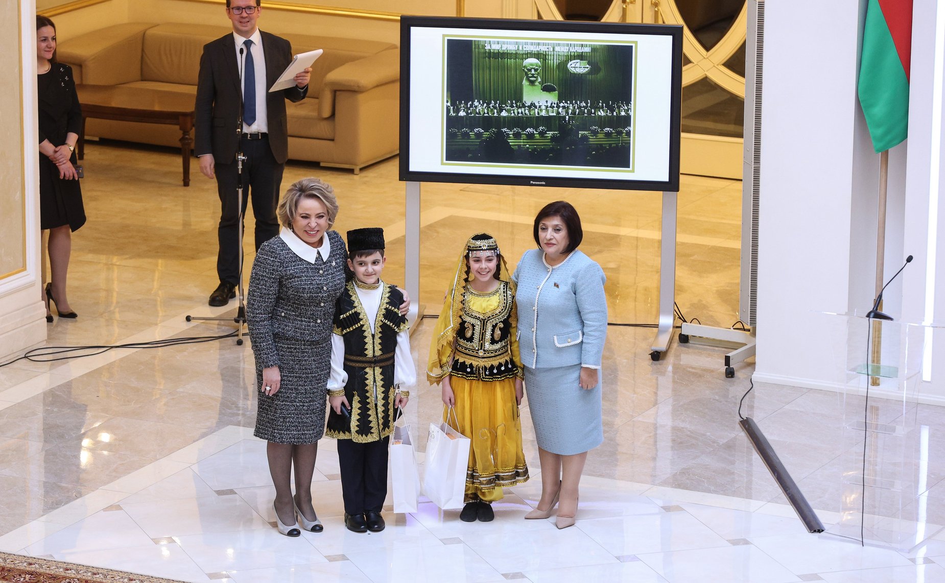 Валентина Матвиенко и Председатель Милли Меджлиса Азербайджанской Республики Сагиба Гафарова открыли в верхней палате российского парламента фотовыставку «В России часть моей души…», посвященную 100-летию со дня рождения Гейдара Алиева