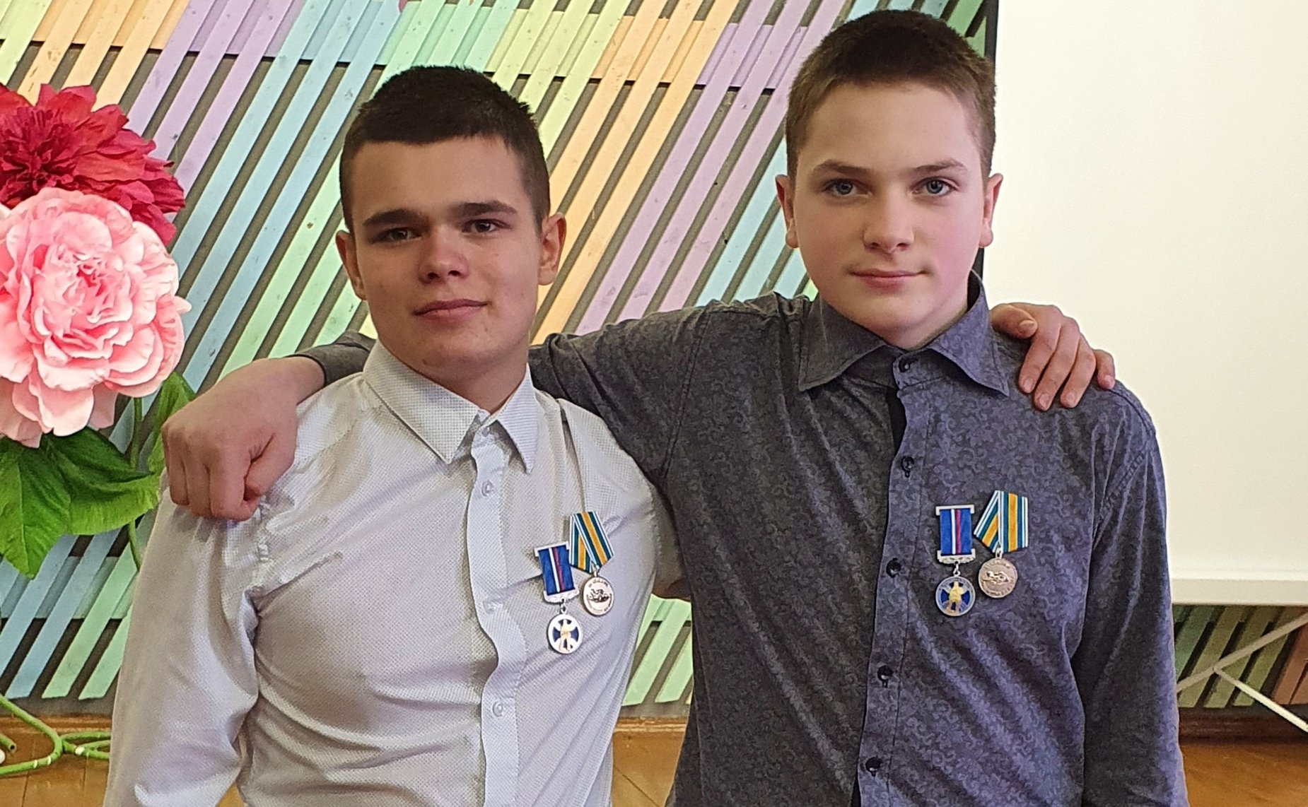 Сенатор Александр Ракитин вручил двум школьникам – Тимофею Кириллову и Дмитрию Сухинину медали Совета Федерации «За проявленное мужество»
